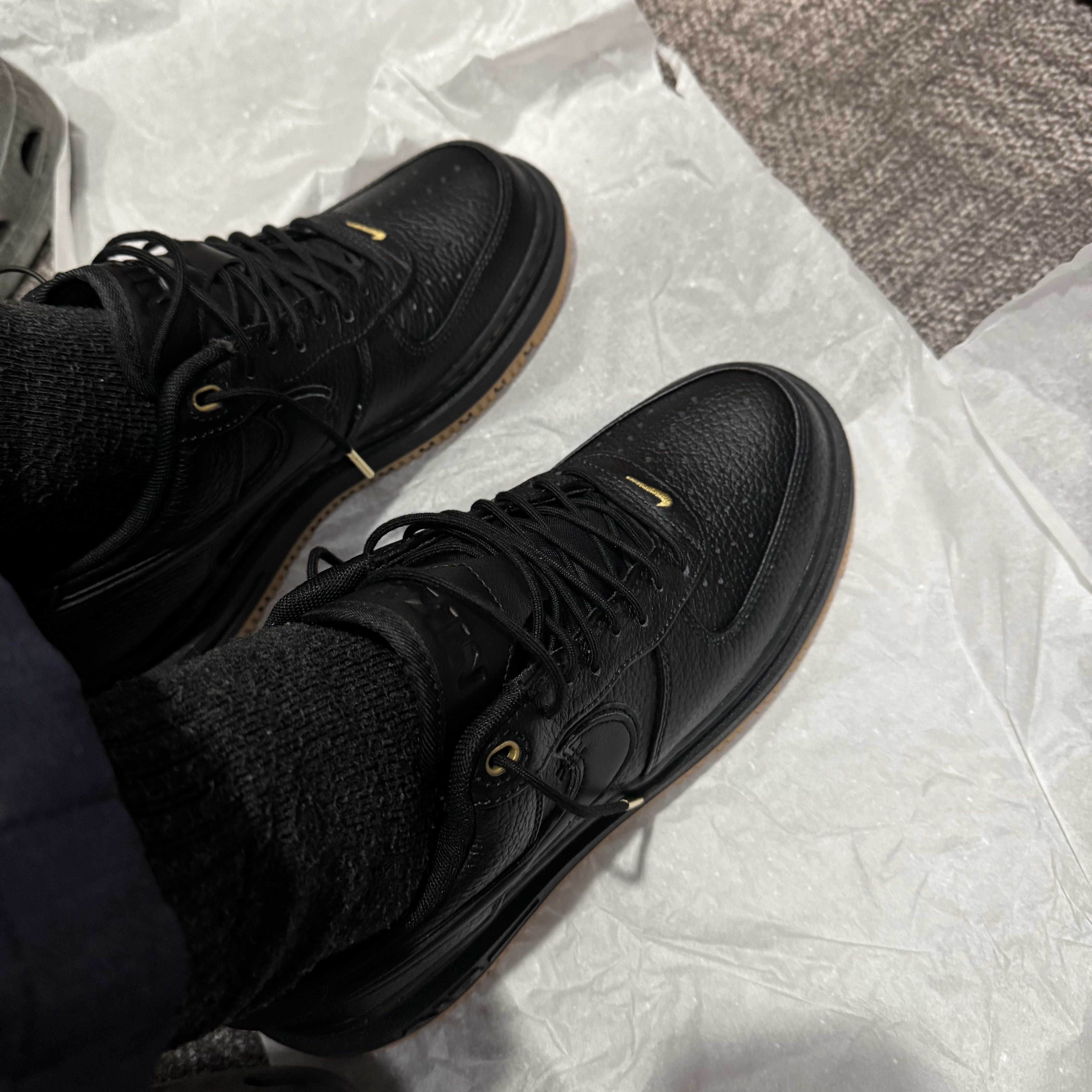 Nike Air Force 1 Luxe Black 착용 스타일 - 2