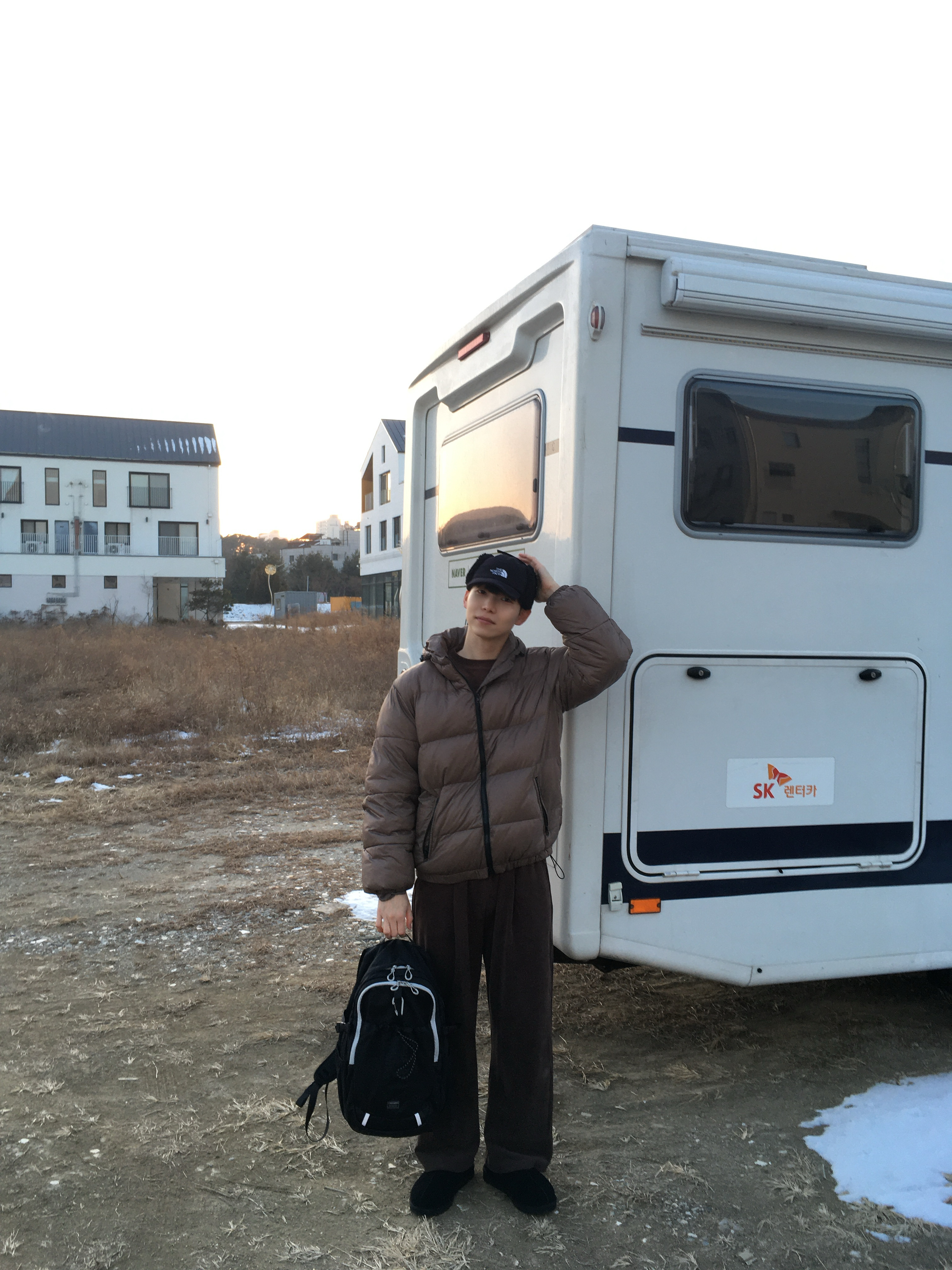 The North Face Fleece Earmuff Cap EX Black, UGG Tasman II Slipper Black 착용 스타일 - 2