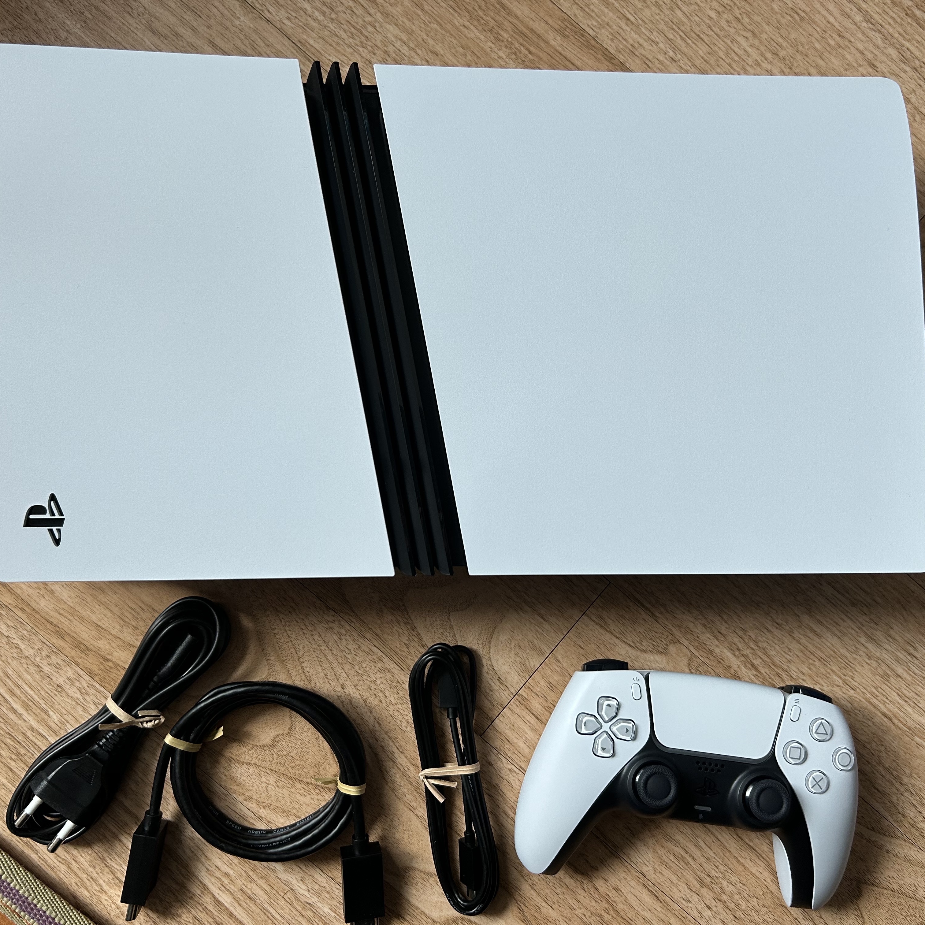[7% 적립] PlayStation 5 Pro - 2TB 착용 스타일
