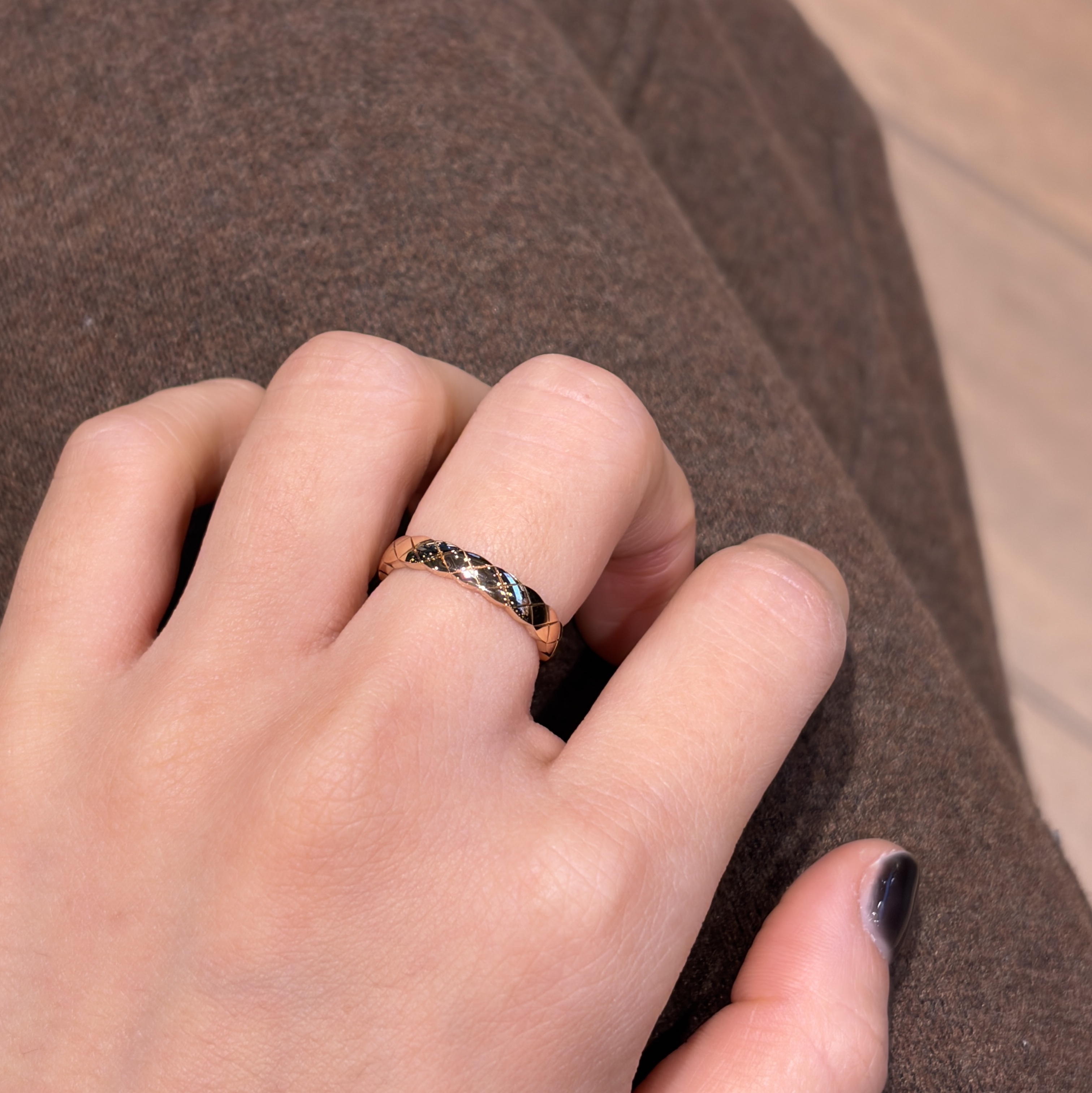 Chanel Coco Crush Ring Quilted Motif Mini & 18K Beige Gold 착용 스타일 - 5