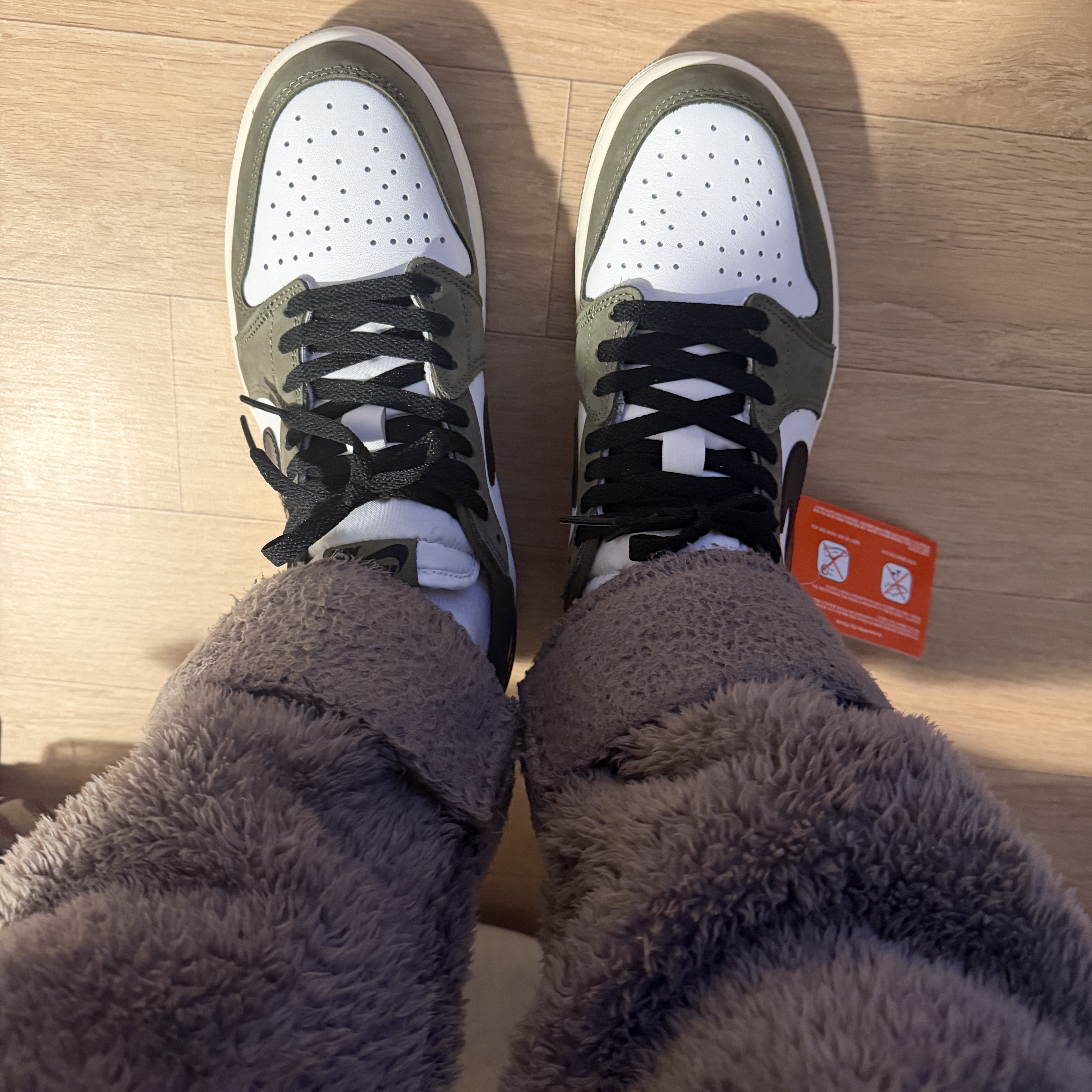 Jordan 1 Retro Low OG Medium Olive and Summit White 착용 스타일