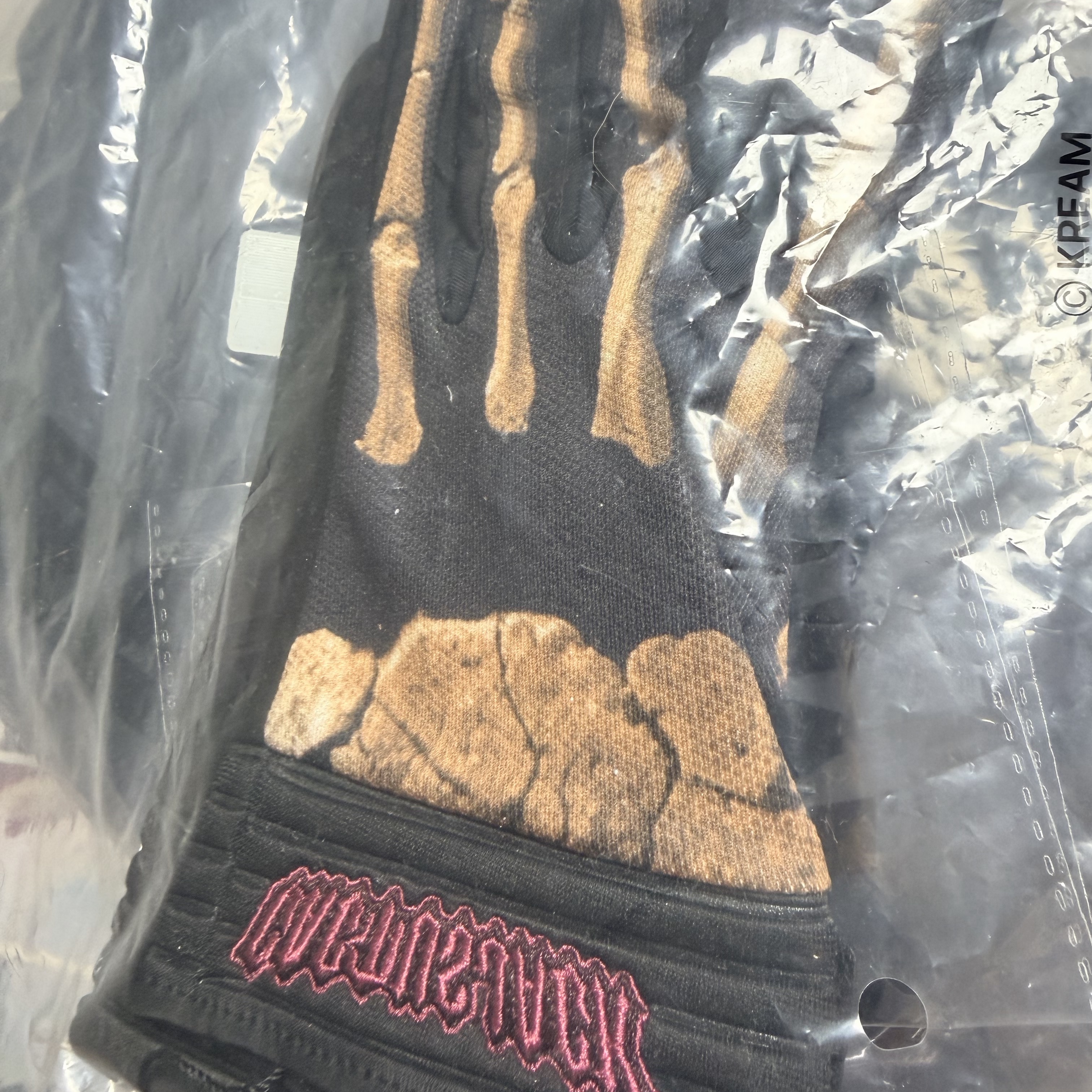 Travis Scott Cactus Jack T-Rexx Gloves Black 착용 스타일