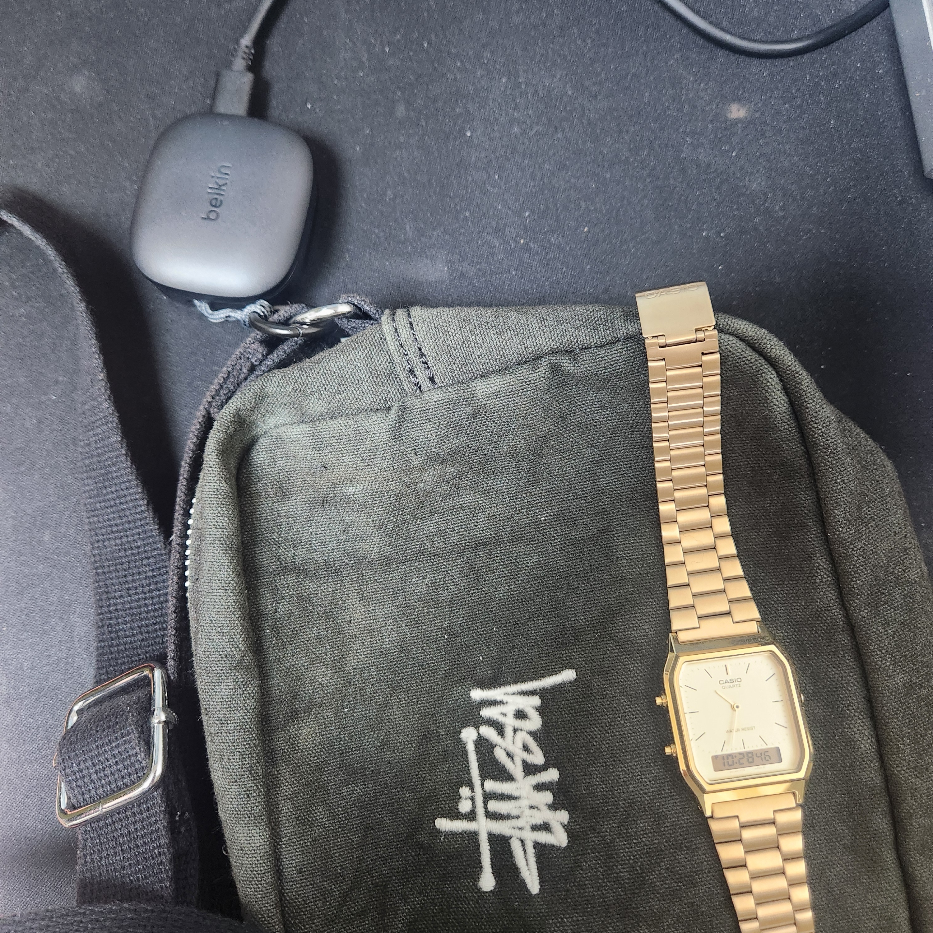 Belkin SoundForm Anywhere Earbuds Black, Stussy Canvas Side Pouch Washed Black 착용 스타일 - 1