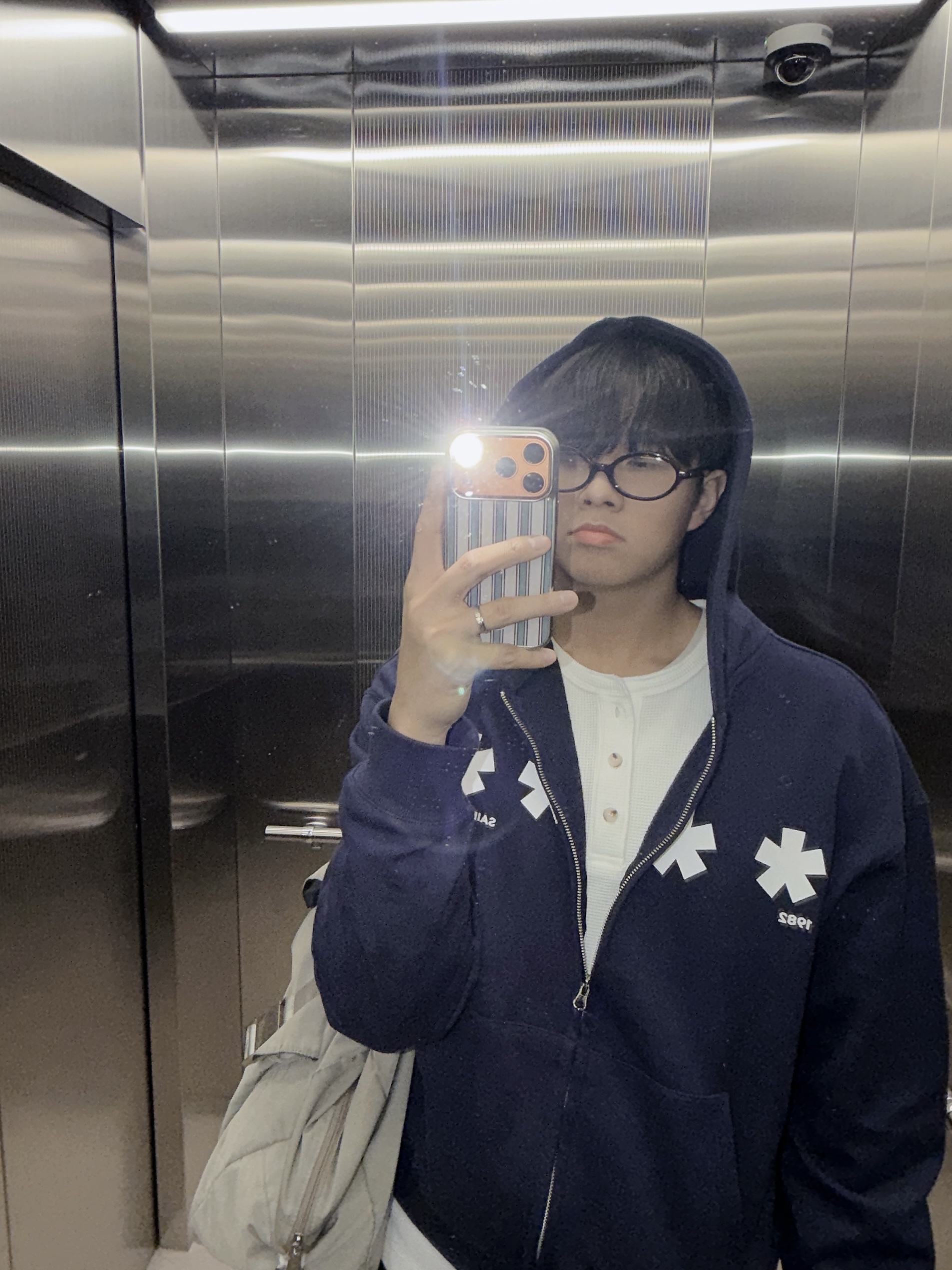AMOU Square Star Hoodie Zip Up Navy 착용 스타일 - 1