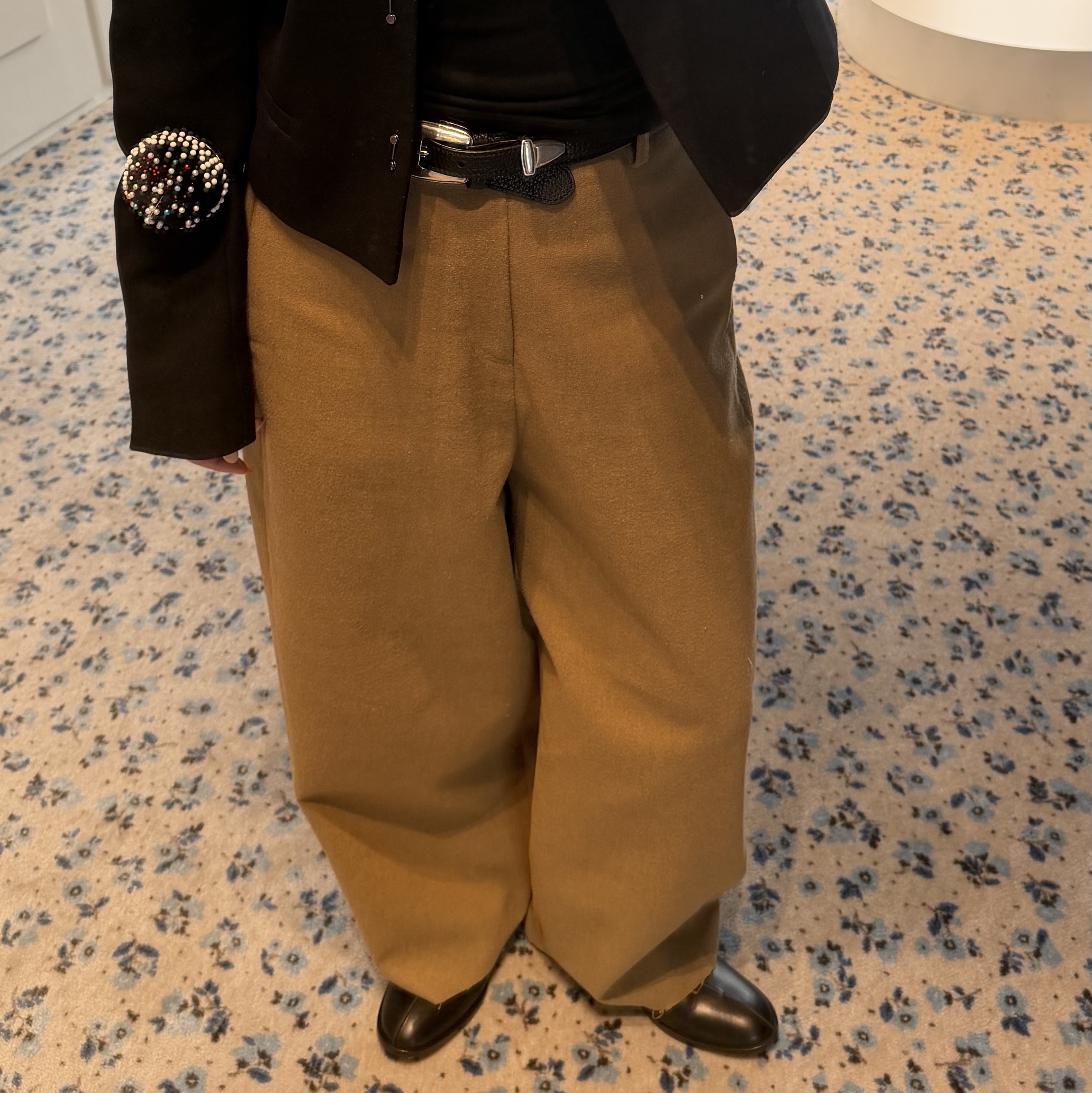 (W) MM6 Maison Margiela New Classic Stitch Moccasin Black, Lemaire Minimal Western Belt Cow Leather Black 착용 스타일 - 1