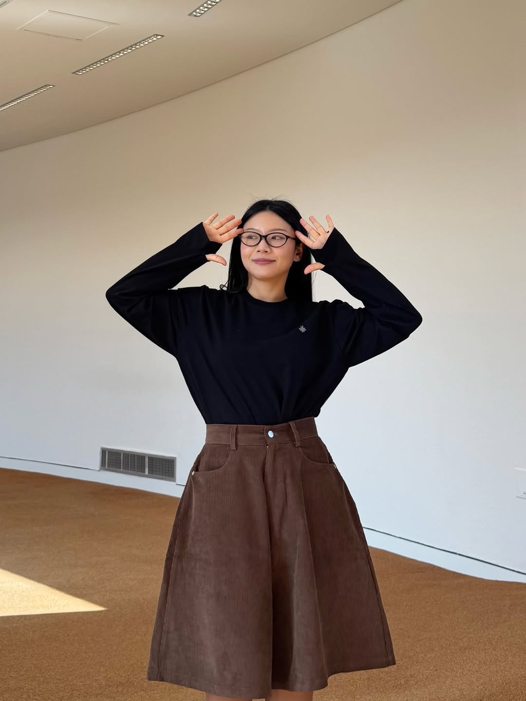 SLOW RECORD HOUSE Fingerhole Crop Long Sleeve Black 착용 스타일 - 3
