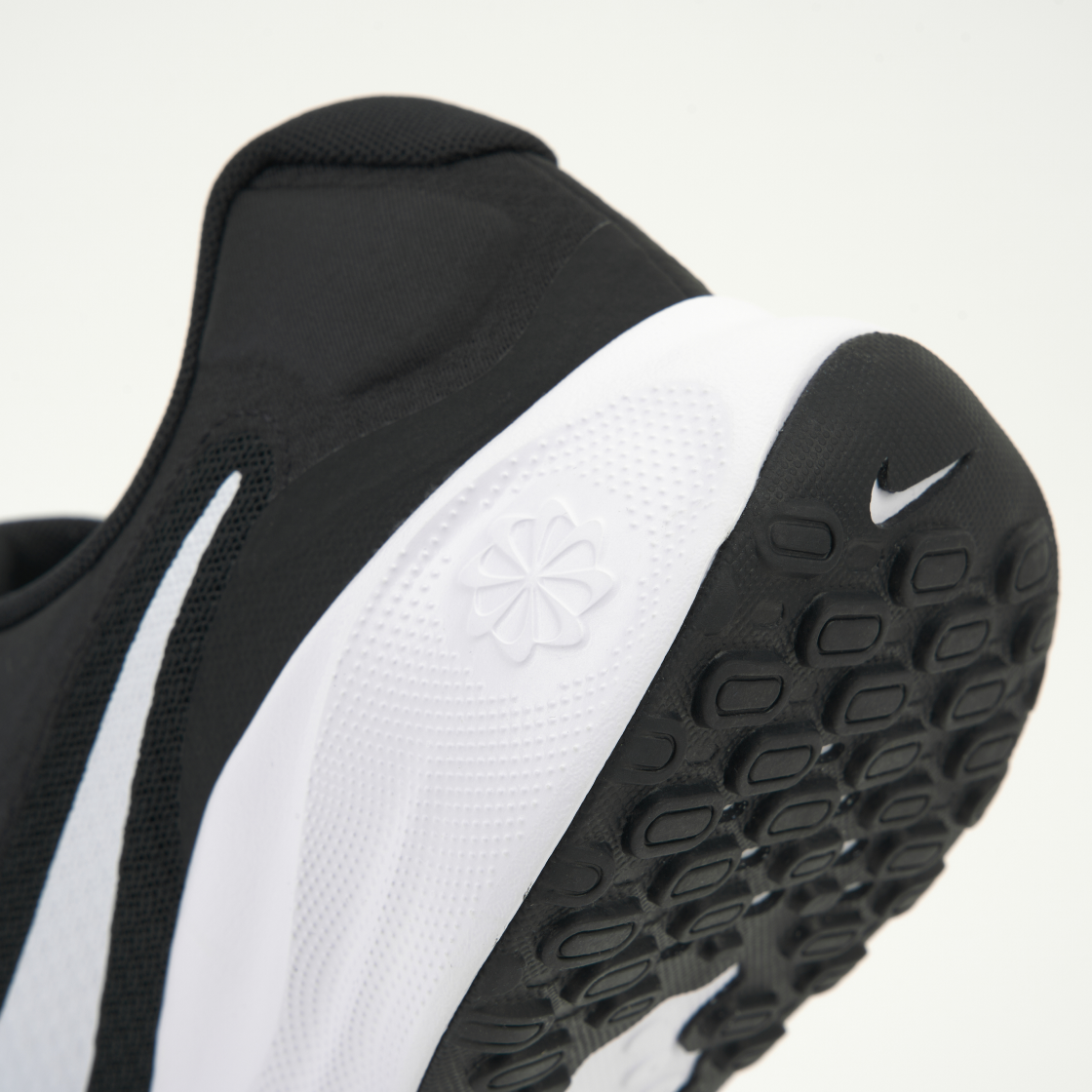 나이키 레볼루션 7 블랙 화이트(Nike Revolution 7 Black White) - 8