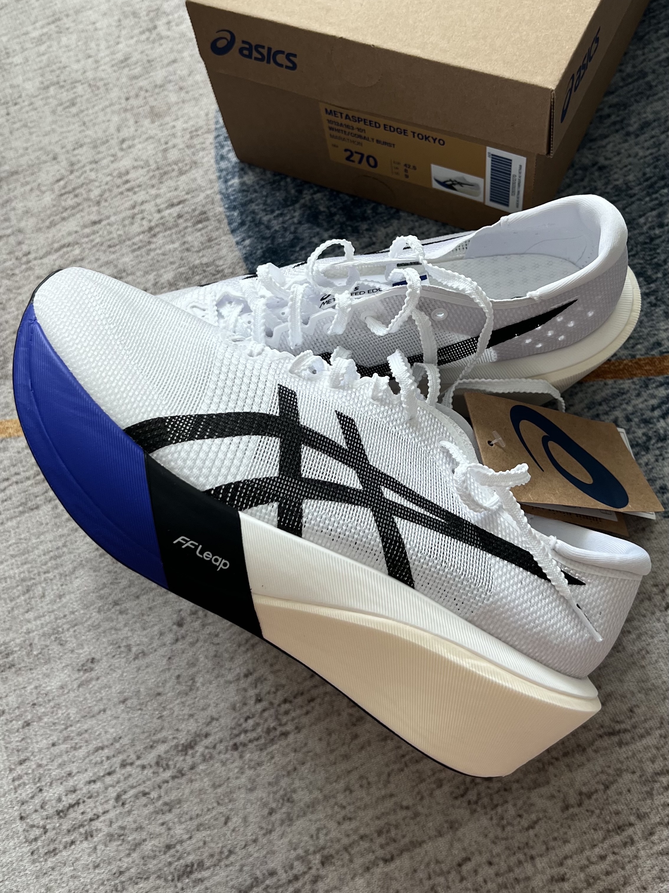 Asics Metaspeed Edge Tokyo White Cobalt Burst 착용 스타일