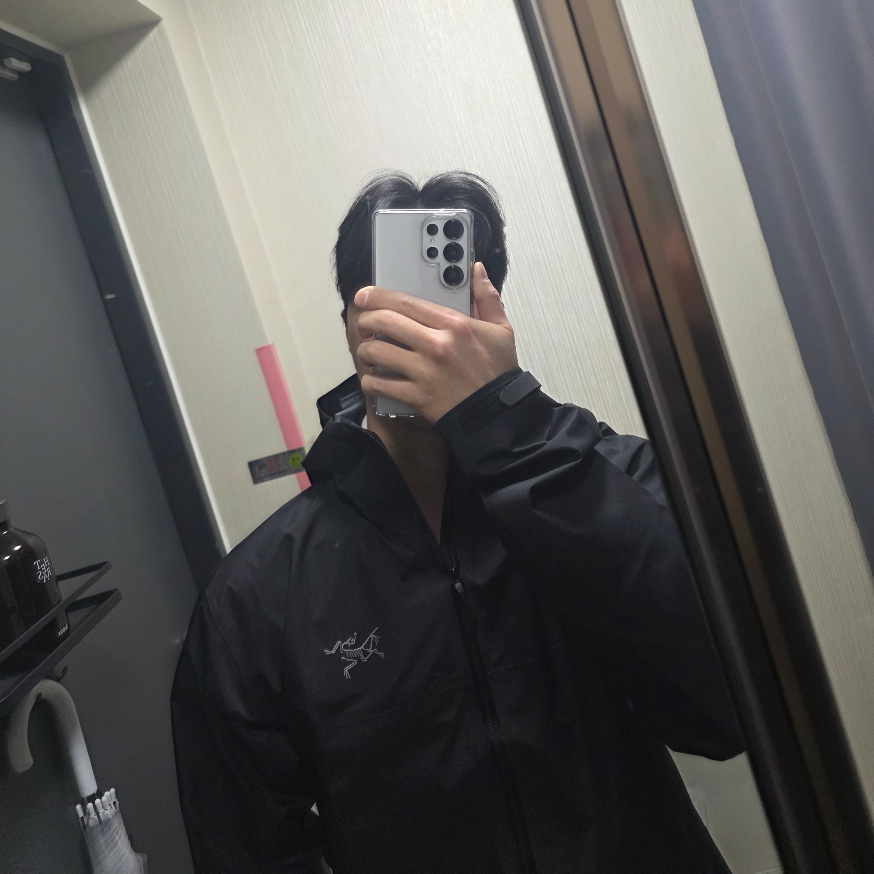 Arc'teryx Beta Jacket Black 착용 스타일