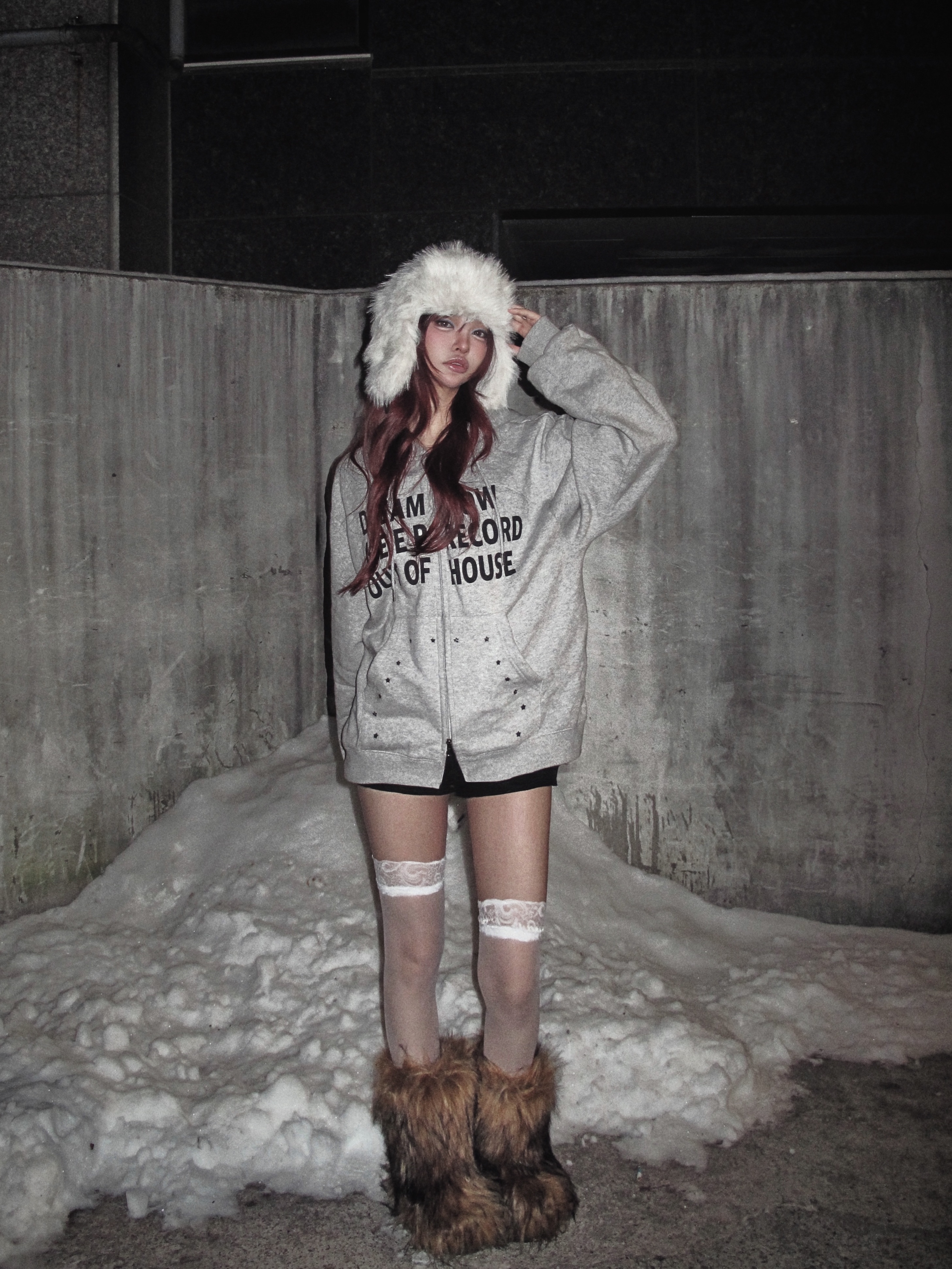 SLOW RECORD HOUSE Typo Star Hood Zip-Up Grey 착용 스타일 - 10