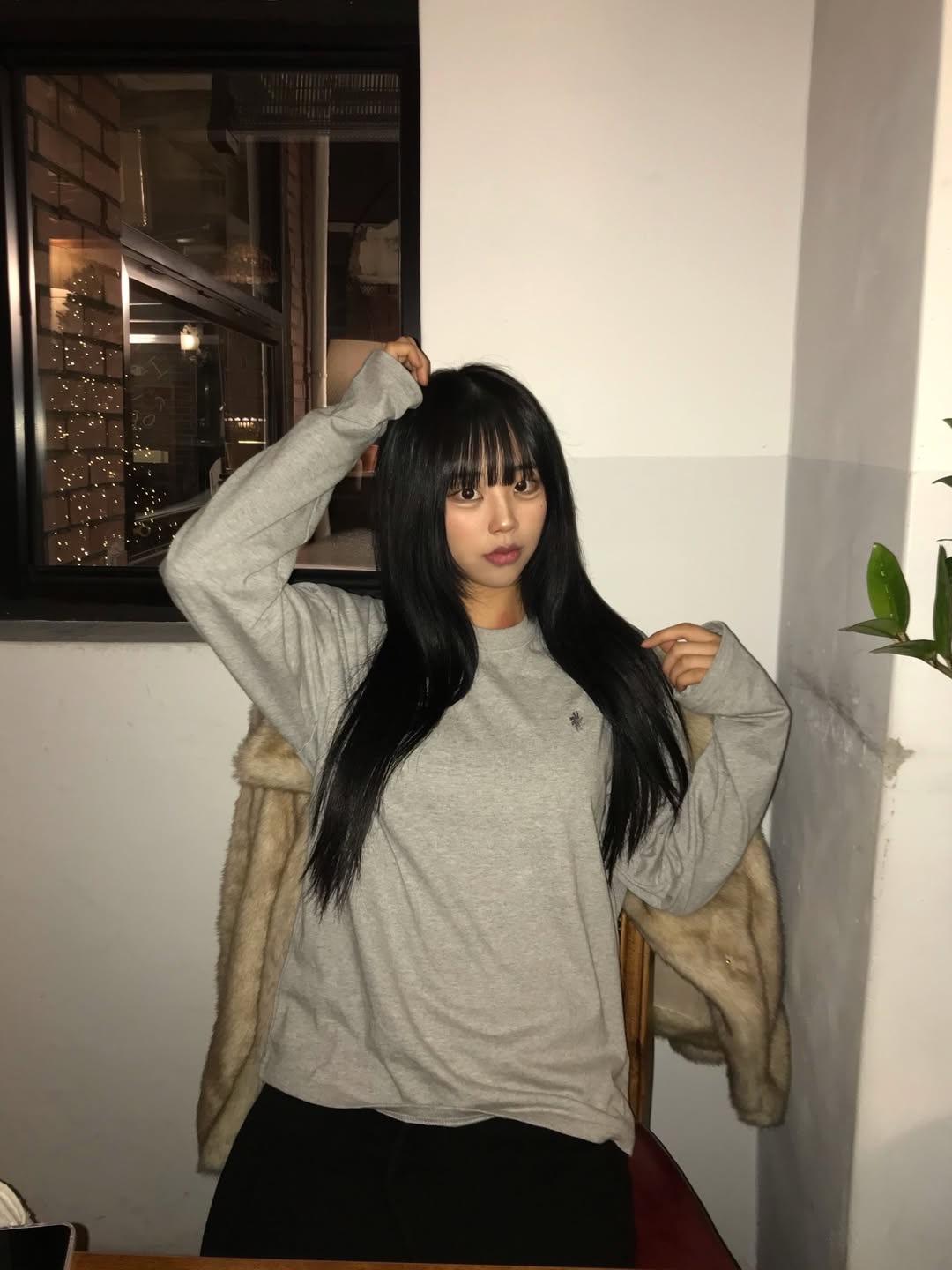 SLOW RECORD HOUSE Fingerhole Crop Long Sleeve Gray 착용 스타일 - 1