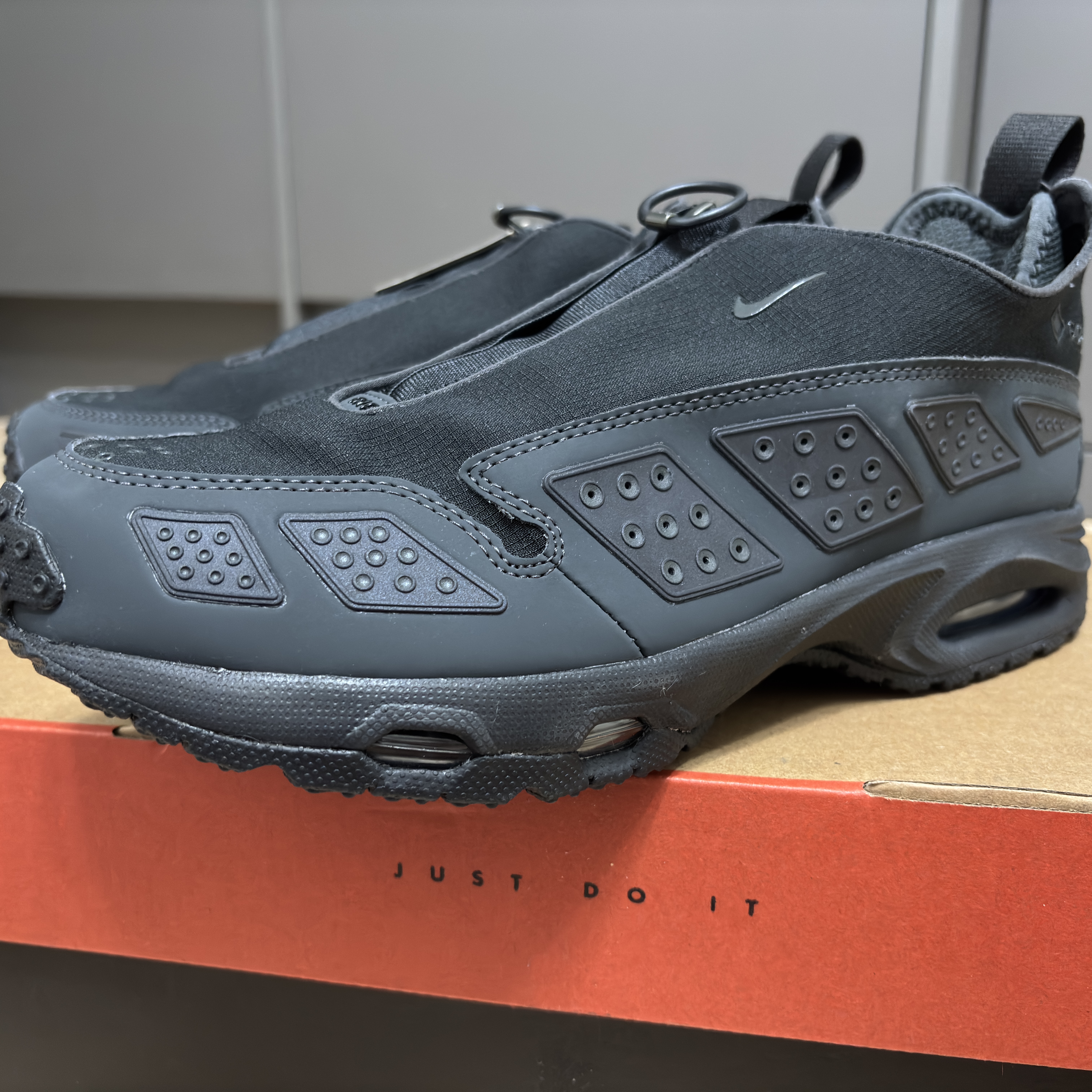 (W) Nike Air Max SNDR Gore-Tex Black and Dark Smoke Grey 착용 스타일 - 2