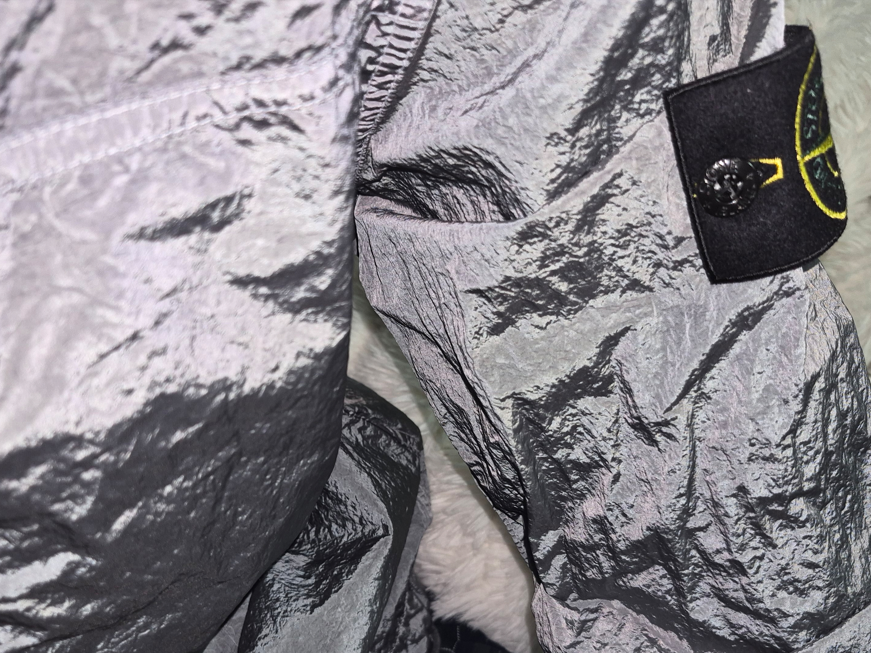 Stone Island 1200005 Nylon Metal in Econyl Overshirt with Pocket and Two-Way Zipper Pearl Grey - 25SS 착용 스타일 - 2