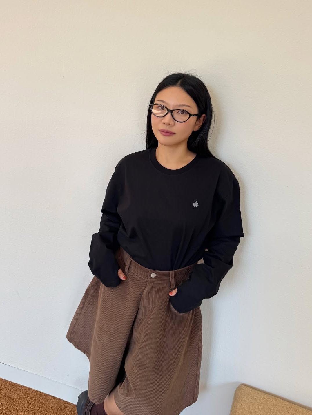 SLOW RECORD HOUSE Fingerhole Crop Long Sleeve Black 착용 스타일 - 1