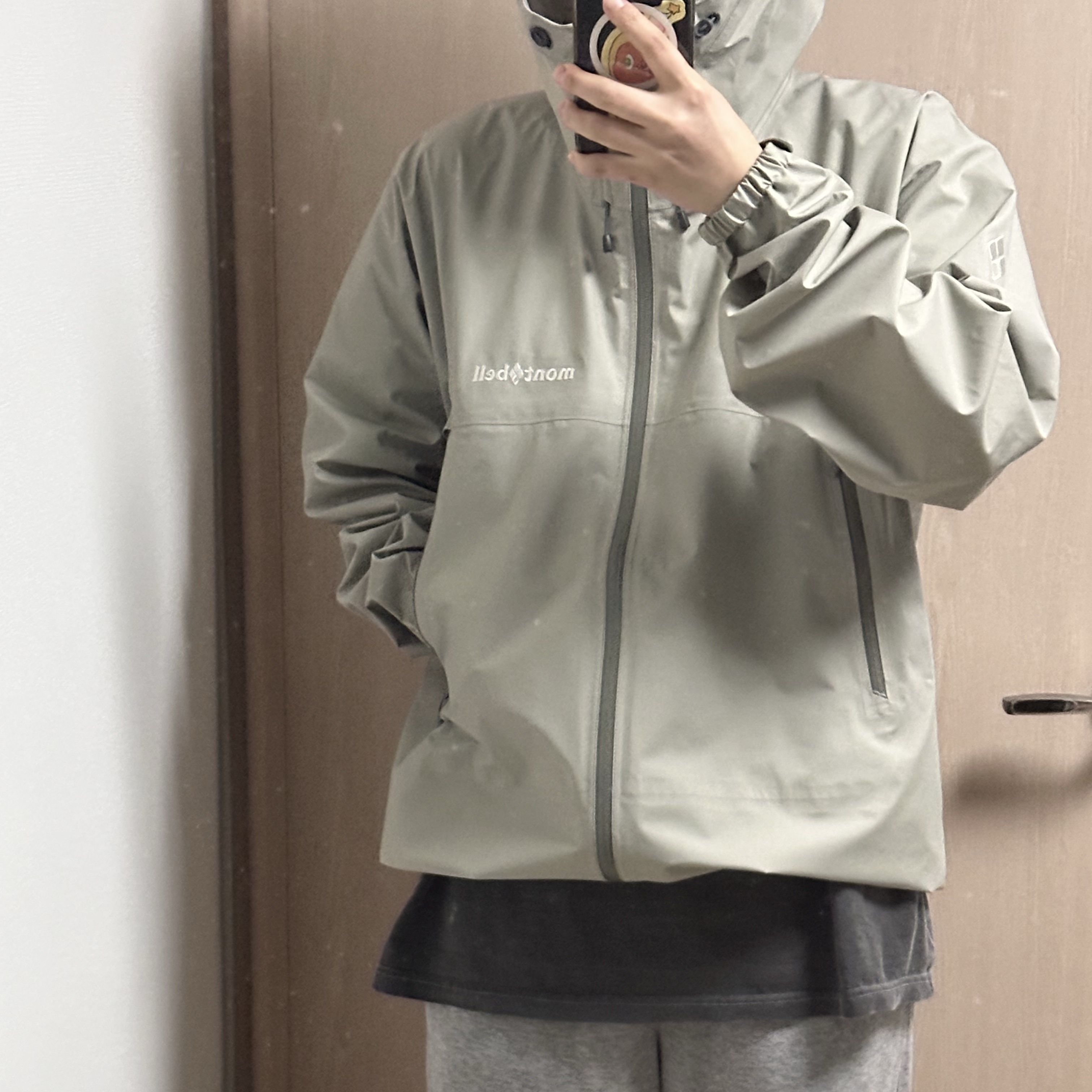 Montbell x Khakis SE Storm Cruiser Jacket Mist Grey 착용 스타일 - 1
