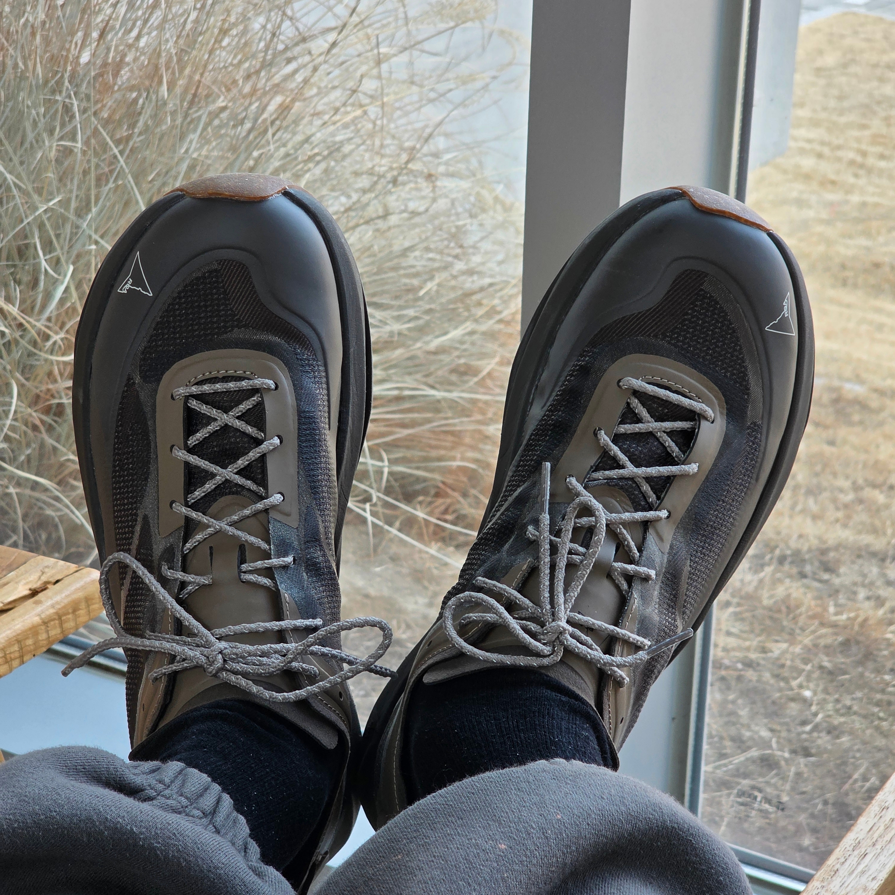 Roa Sella Brown, Undermycar Mu.03 Anti Fxxking Logo Play Oversized Sweat Jogger Olive 착용 스타일 - 1