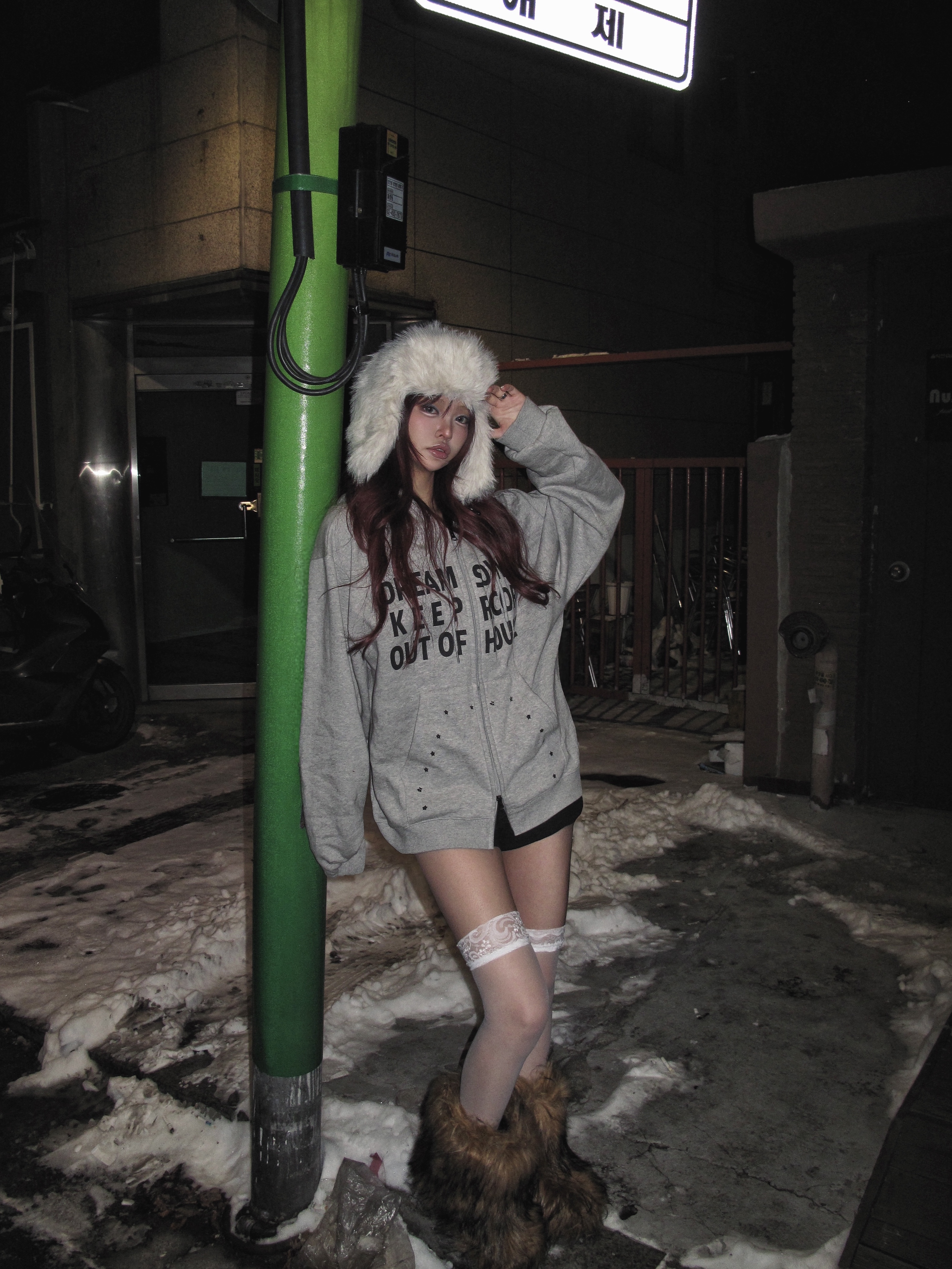 SLOW RECORD HOUSE Typo Star Hood Zip-Up Grey 착용 스타일 - 6