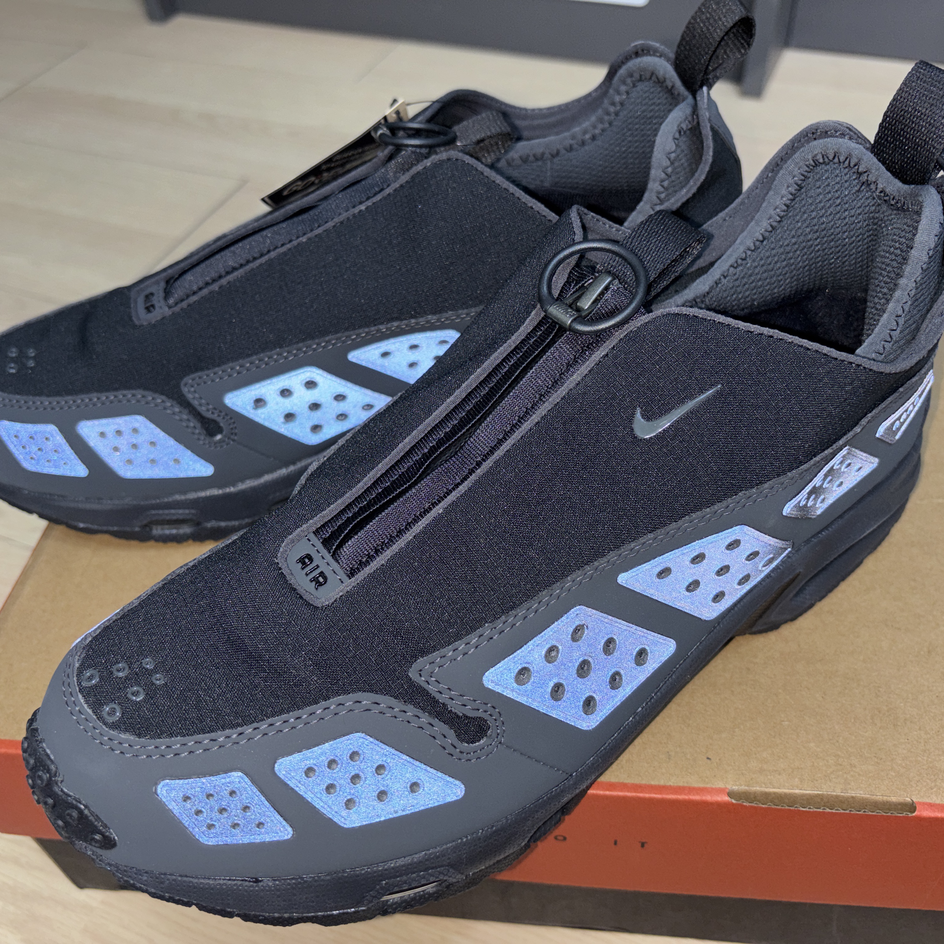 (W) Nike Air Max SNDR Gore-Tex Black and Dark Smoke Grey 착용 스타일 - 4