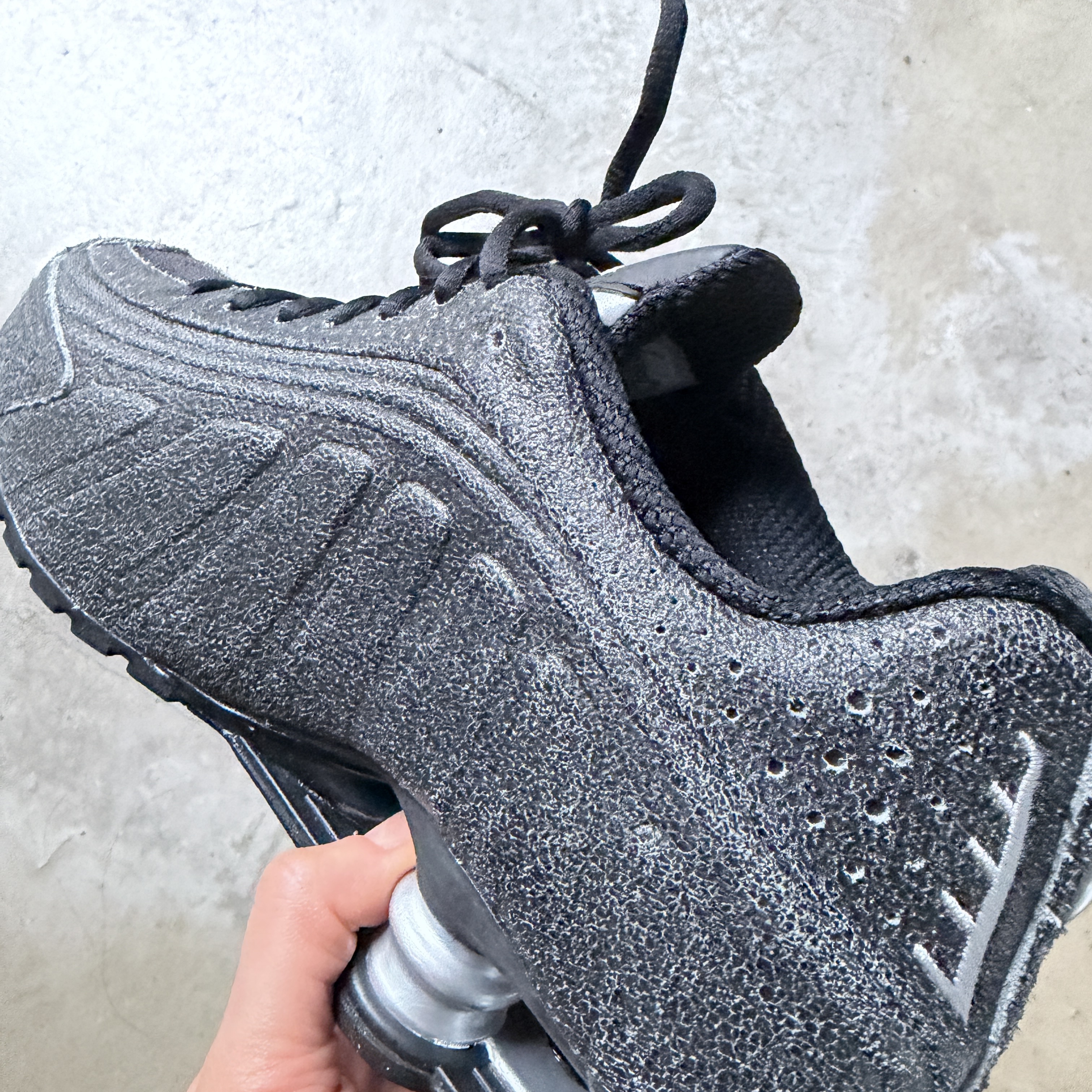 Nike Shox R4 Black and Metallic Silver 착용 스타일 - 2