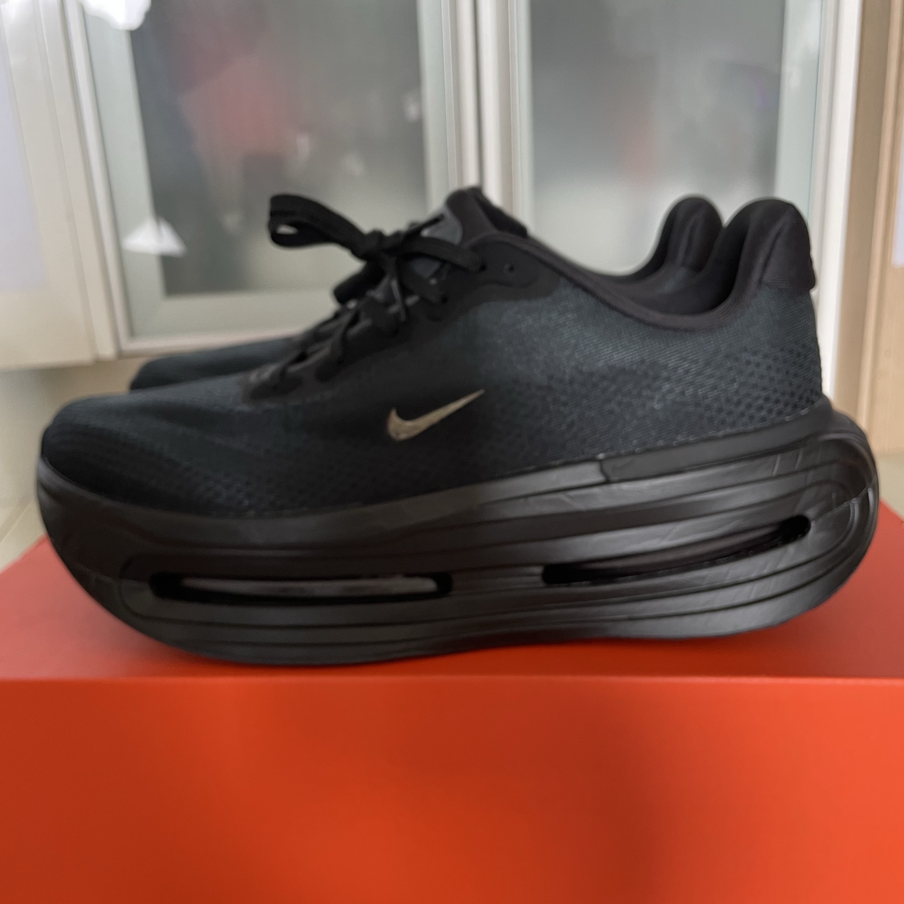 Nike Vomero Black White 착용 스타일