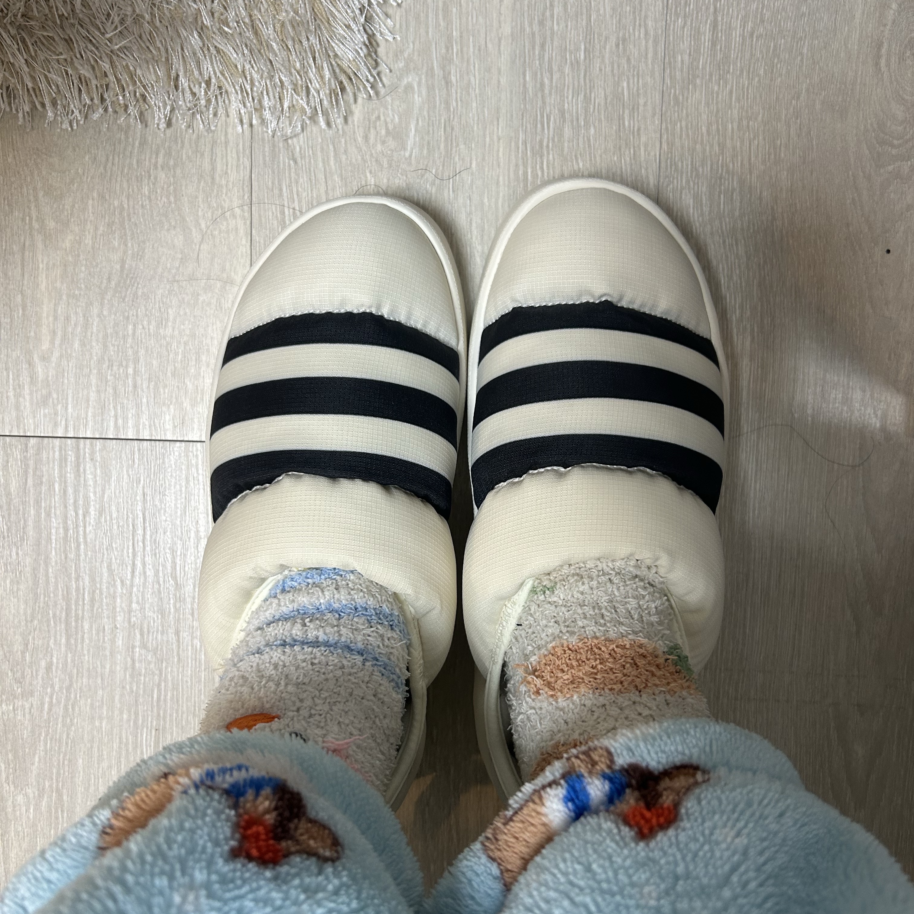 Adidas Puffylette Off White 착용 스타일 - 1
