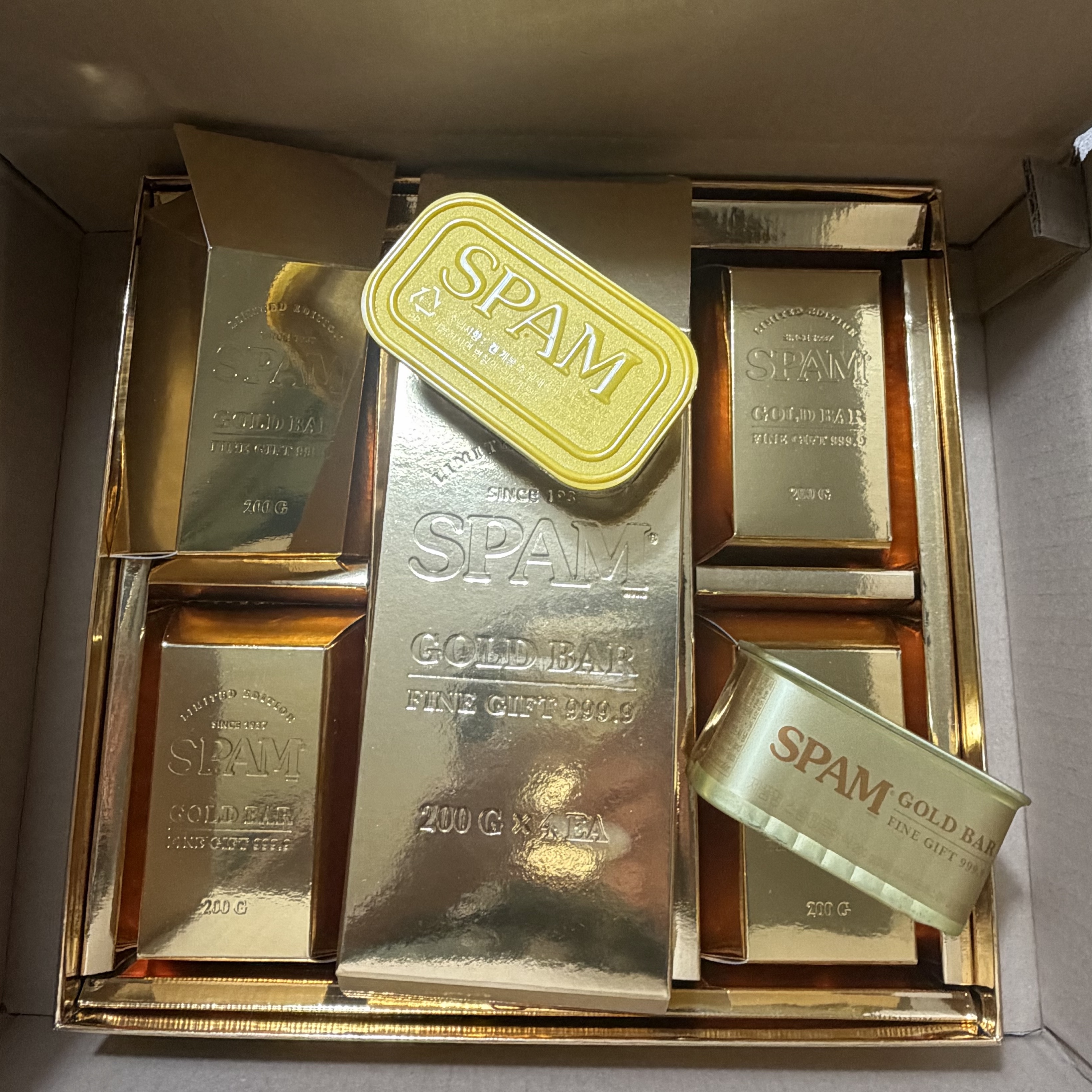 SPAM® GOLD BAR EDITION 착용 스타일
