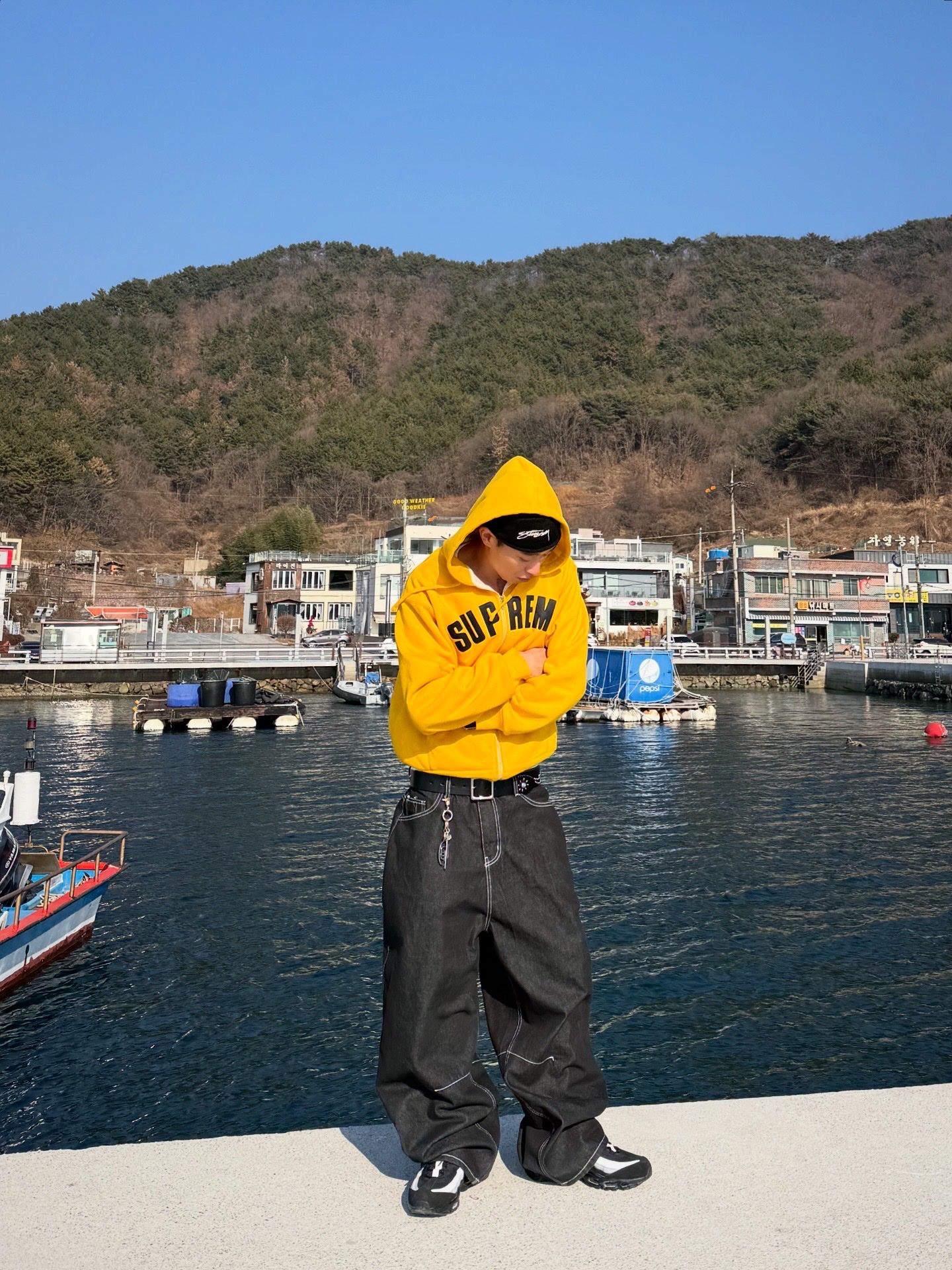 Stussy Skullcap Chain Stitch Rolled Edge Black, Supreme Arc Thermal Lined Zip Up Hooded Sweatshirt Bright Gold - 25FW 착용 스타일 - 2