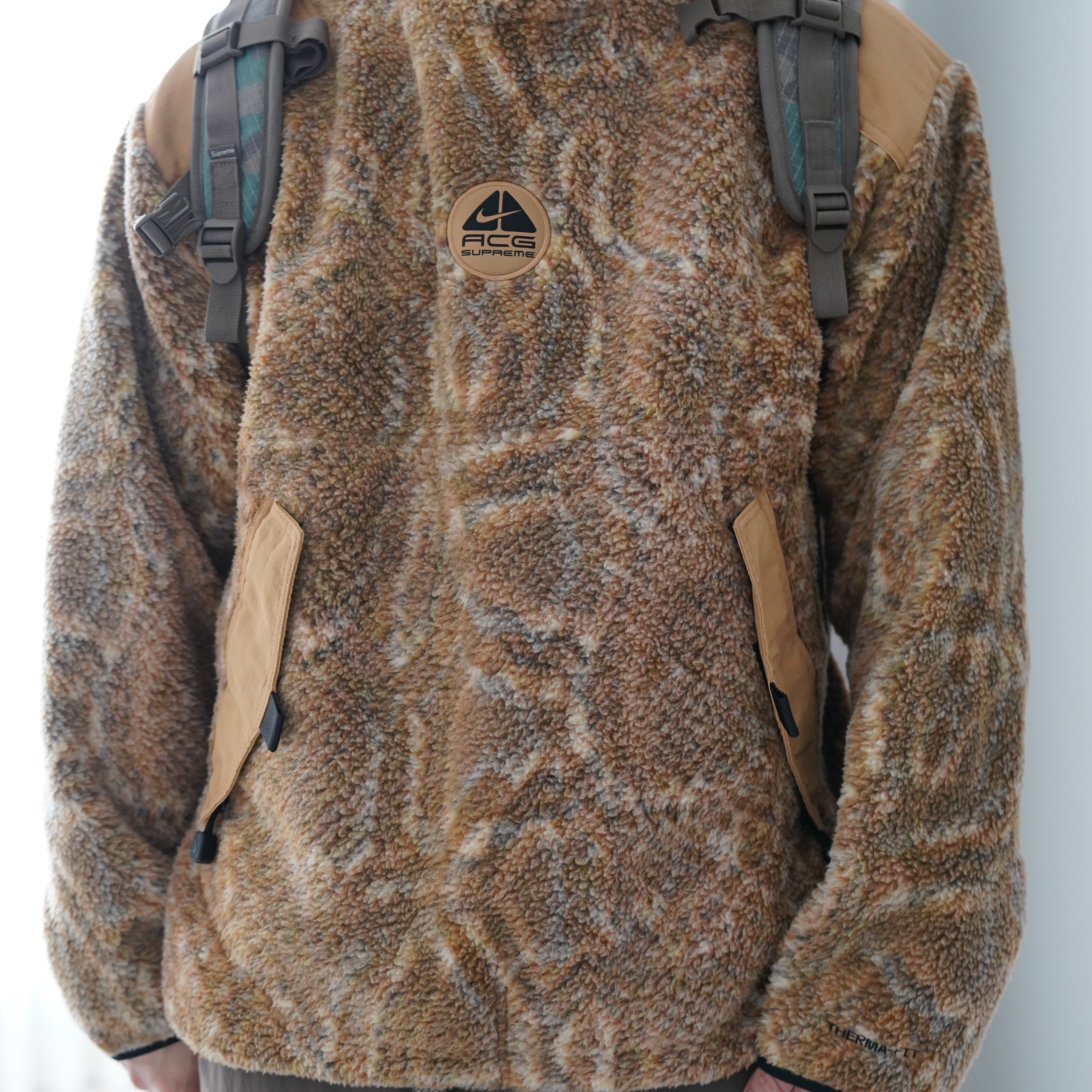 Supreme x Nike ACG Fleece Pullover Gold Snakeskin - 22FW, Supreme Backpack Woodland Camo - 24SS 착용 스타일 - 5