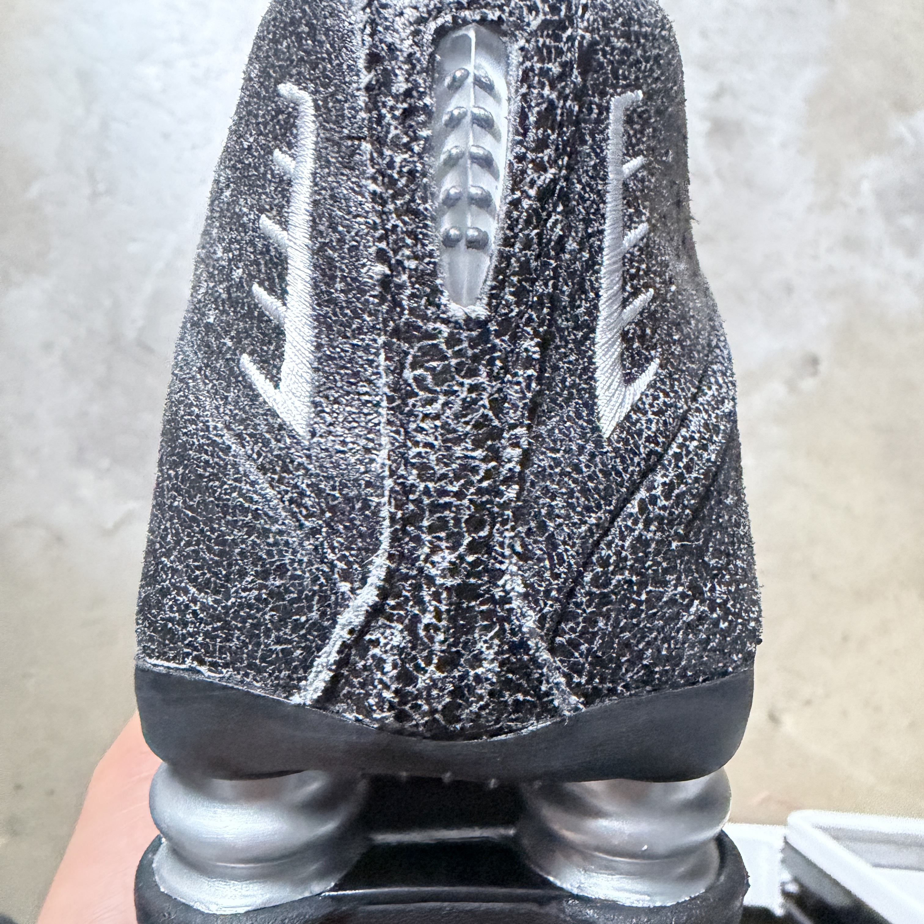 Nike Shox R4 Black and Metallic Silver 착용 스타일 - 1