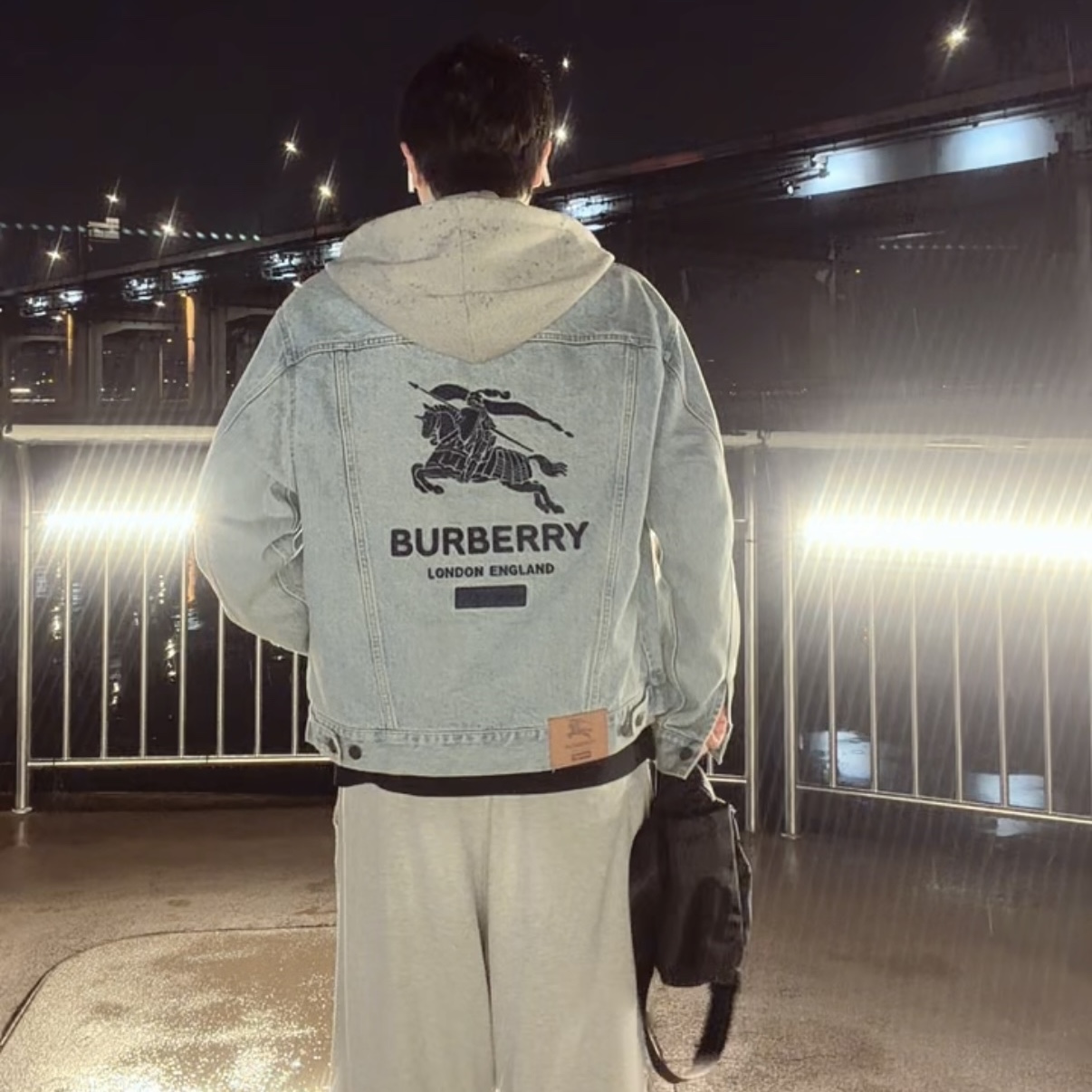Supreme x Burberry Denim Trucker Jacket Washed Blue - 22SS, Wooyoungmi Cotton Back Logo T-Shirt Black - 25SS 착용 스타일 - 2