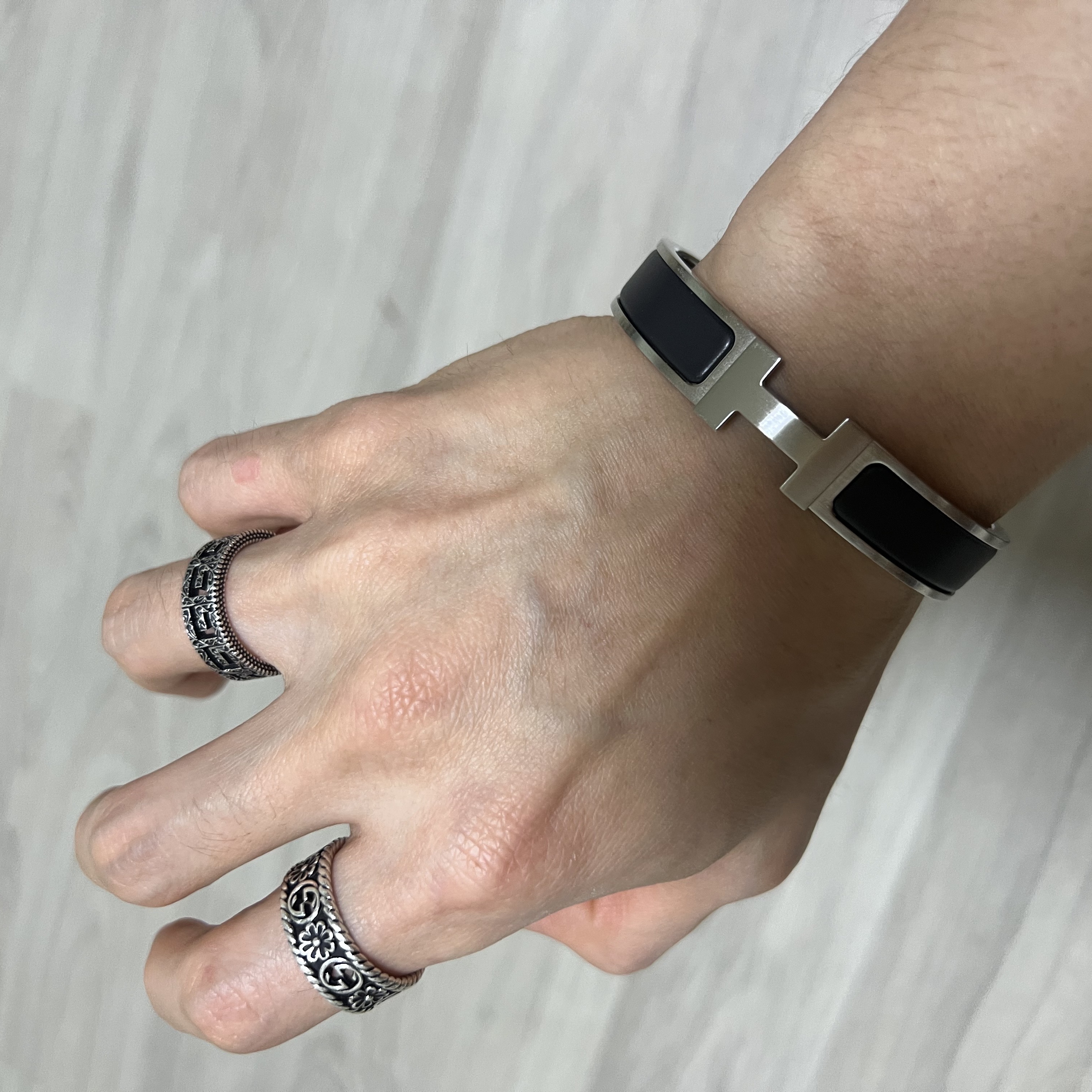 Hermes Clic HH Bracelet Palladium & Noir Mat, Gucci Silver Ring With SquareG Silver Aged Finish 착용 스타일