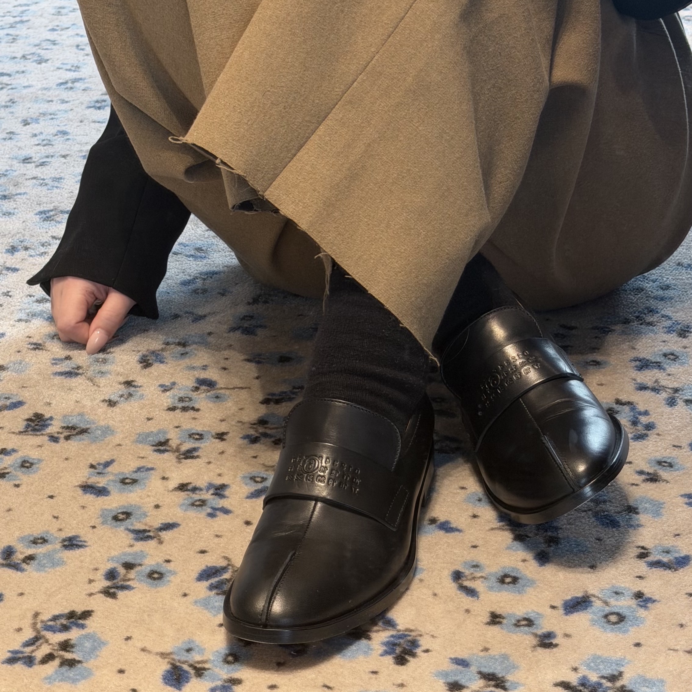 (W) MM6 Maison Margiela New Classic Stitch Moccasin Black, Lemaire Minimal Western Belt Cow Leather Black 착용 스타일 - 4