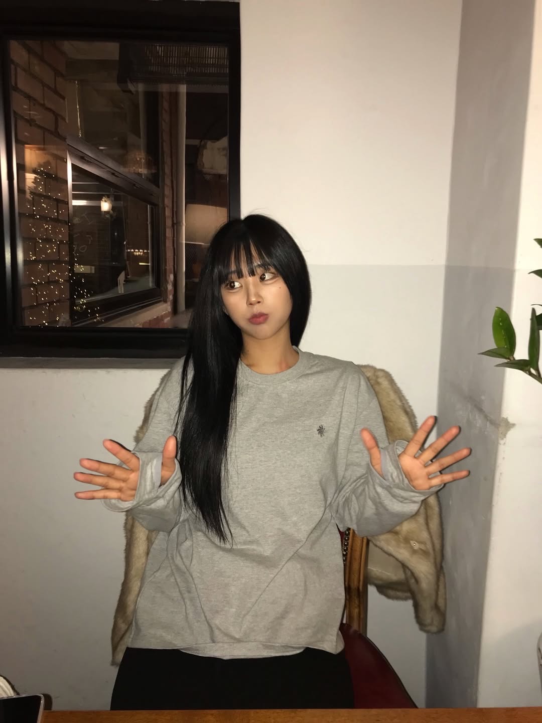 SLOW RECORD HOUSE Fingerhole Crop Long Sleeve Gray 착용 스타일 - 2