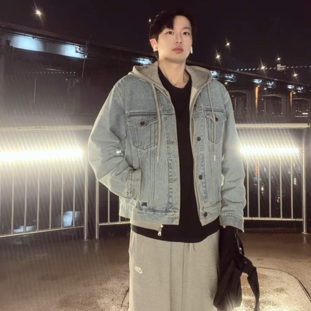 Supreme x Burberry Denim Trucker Jacket Washed Blue - 22SS, Wooyoungmi Cotton Back Logo T-Shirt Black - 25SS 착용 스타일 - 1