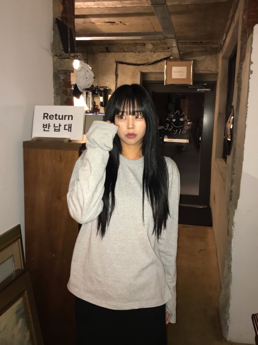 SLOW RECORD HOUSE Fingerhole Crop Long Sleeve Gray 착용 스타일 - 3
