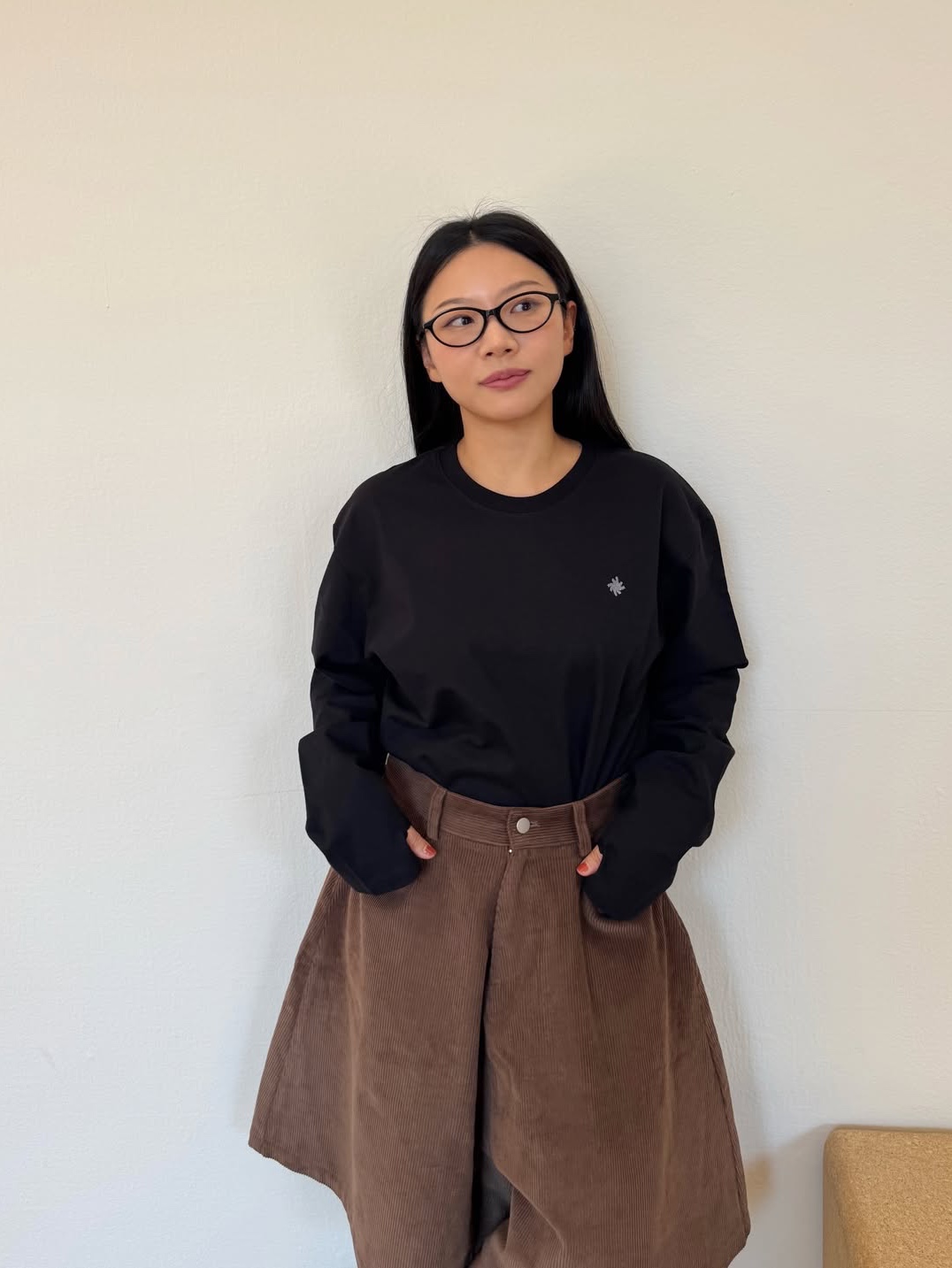 SLOW RECORD HOUSE Fingerhole Crop Long Sleeve Black 착용 스타일 - 2