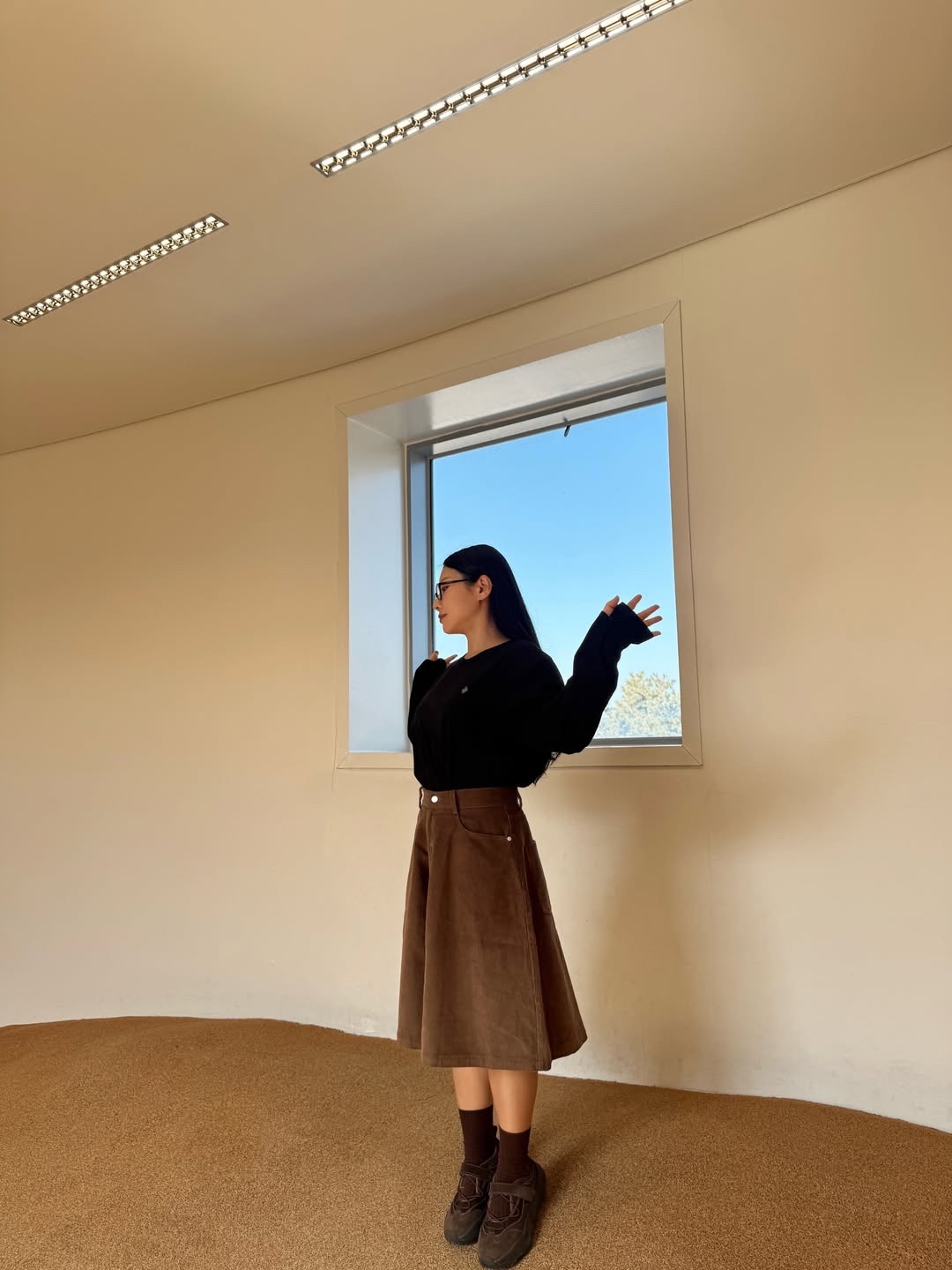 SLOW RECORD HOUSE Fingerhole Crop Long Sleeve Black 착용 스타일 - 8