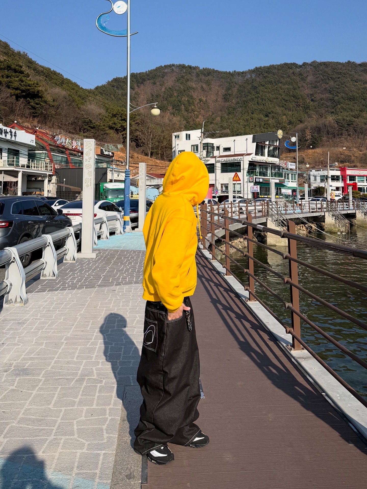 Stussy Skullcap Chain Stitch Rolled Edge Black, Supreme Arc Thermal Lined Zip Up Hooded Sweatshirt Bright Gold - 25FW 착용 스타일 - 3