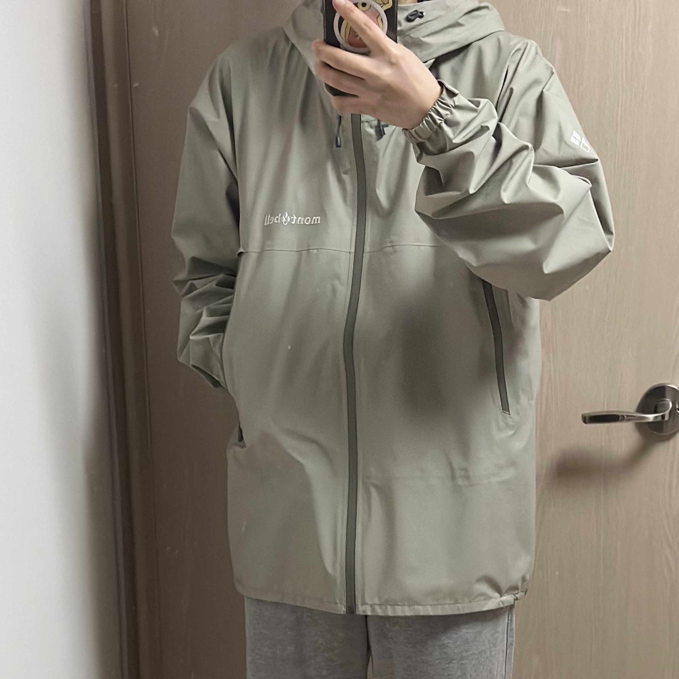 Montbell x Khakis SE Storm Cruiser Jacket Mist Grey 착용 스타일 - 3