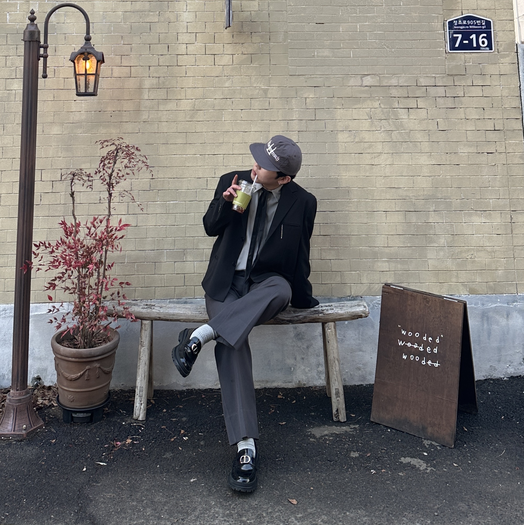 G-DRAGON Ubermensch Cap Charcoal, Dior Explorer Loafer Smooth Calfskin Black 착용 스타일 - 2