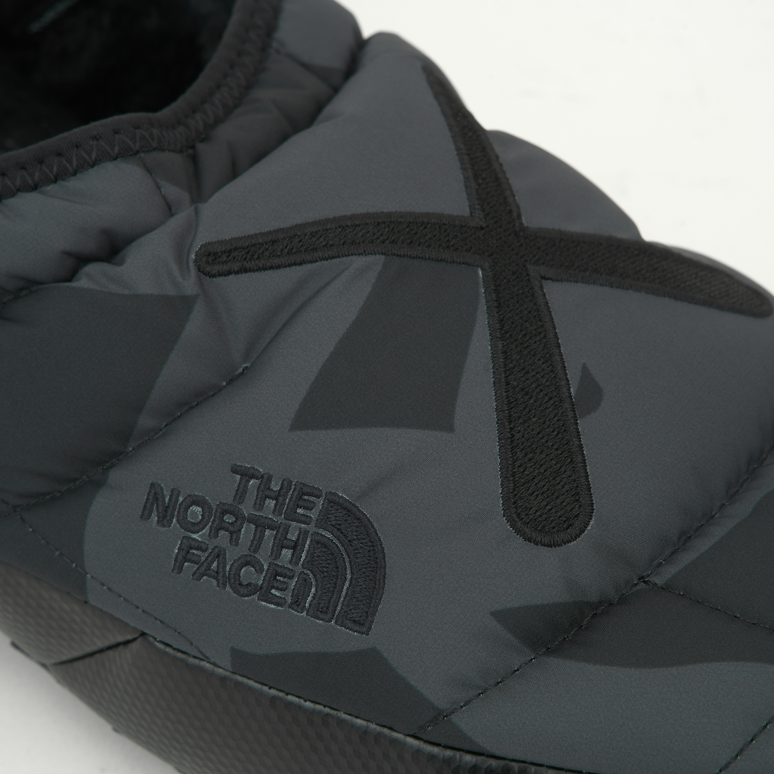 노스페이스 x 카우스 써모볼 트랙션 뮬 VP 블랙 프린트 - 22FW(The North Face x Kaws Thermoball Traction Mule VP Black Print - 22FW) - 7