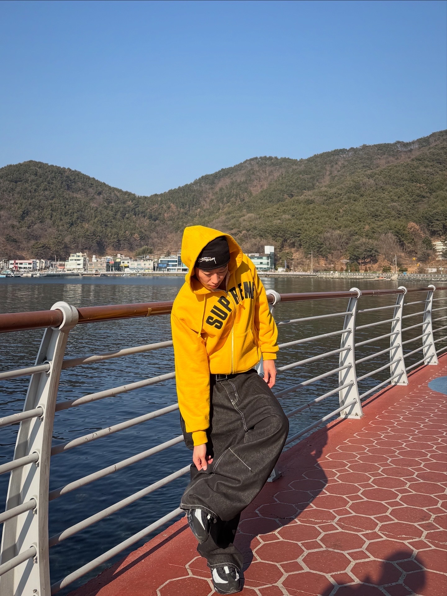 Stussy Skullcap Chain Stitch Rolled Edge Black, Supreme Arc Thermal Lined Zip Up Hooded Sweatshirt Bright Gold - 25FW 착용 스타일 - 4