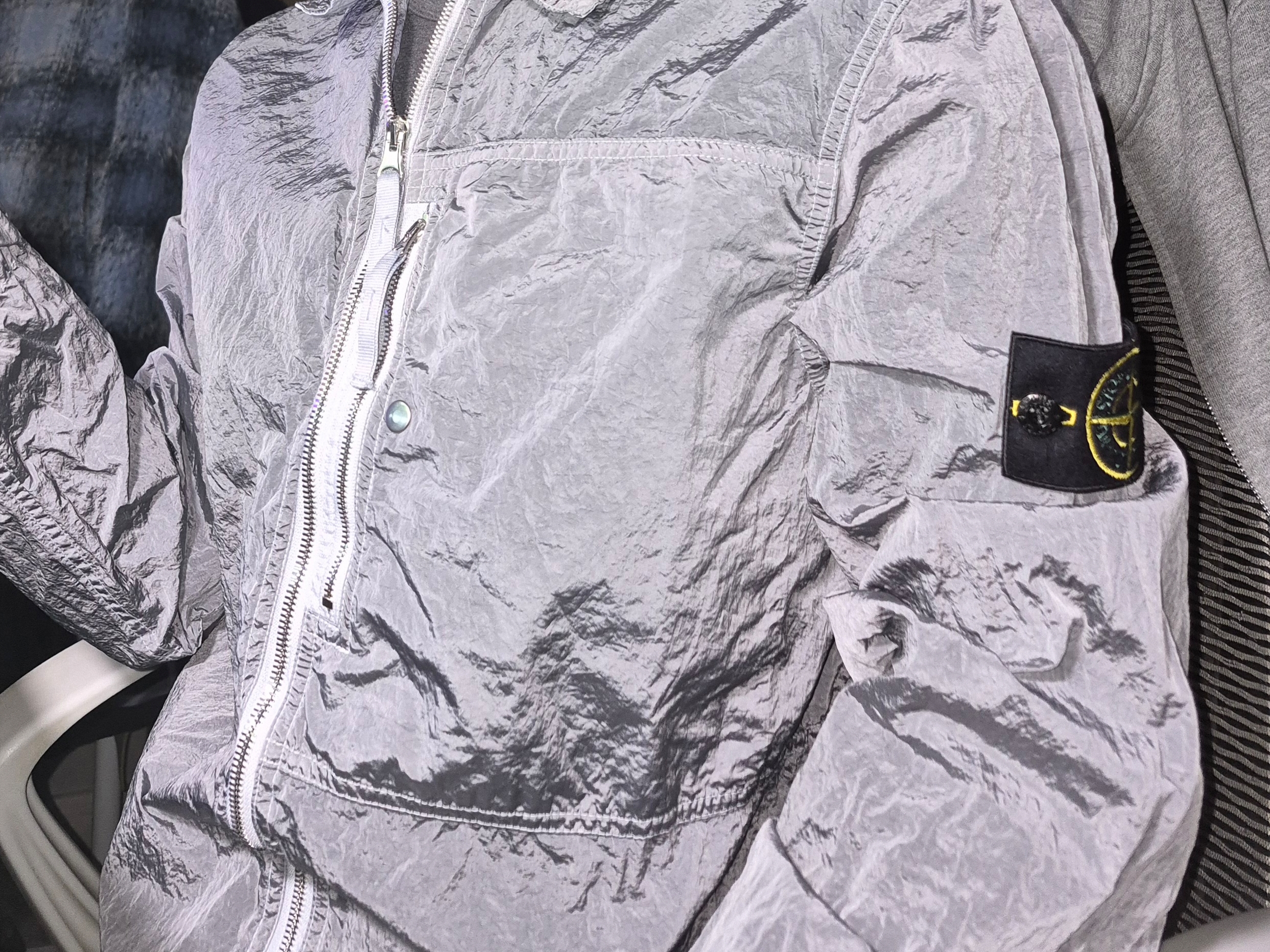Stone Island 1200005 Nylon Metal in Econyl Overshirt with Pocket and Two-Way Zipper Pearl Grey - 25SS 착용 스타일 - 1