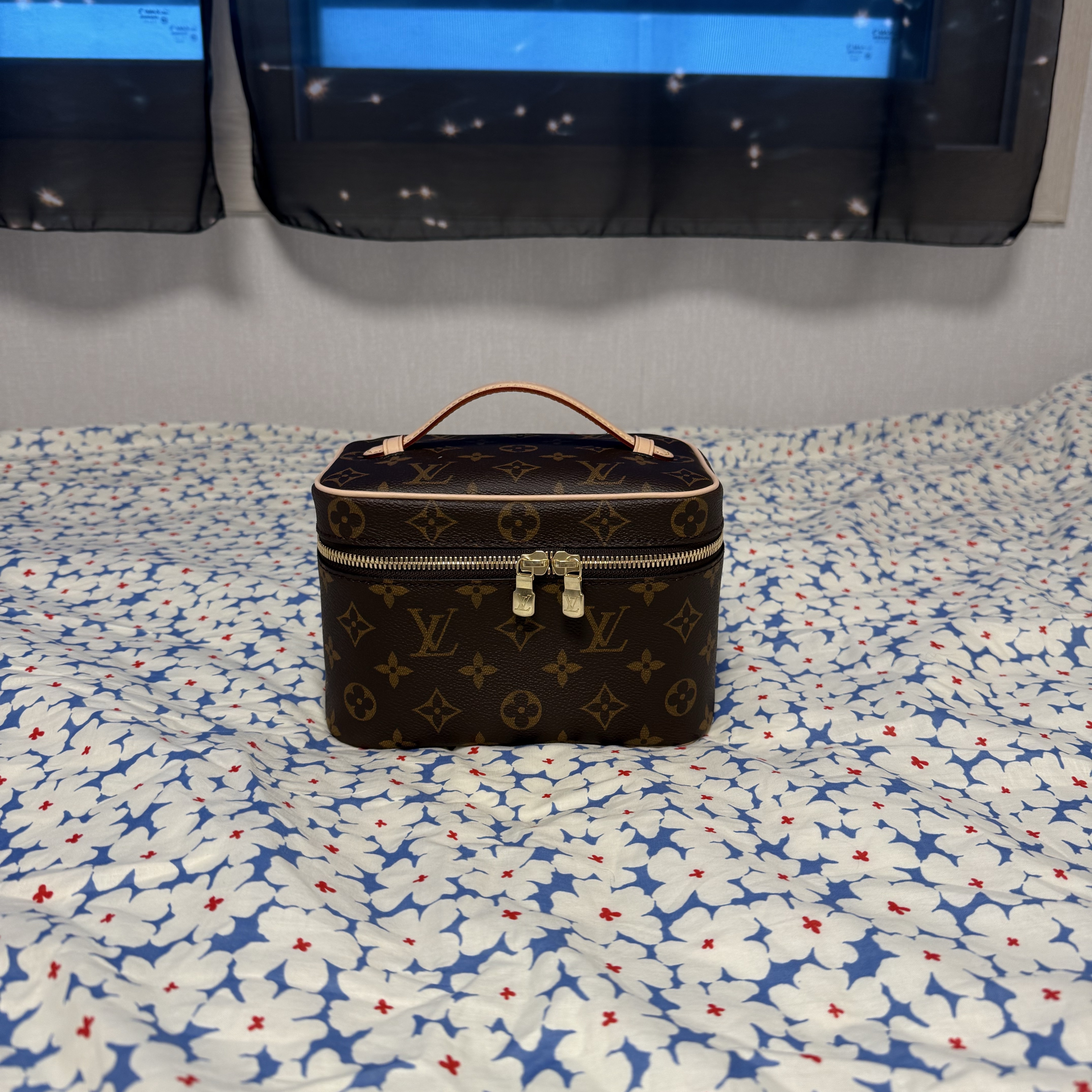 Louis Vuitton Nice Mini Toiletry Pouch Monogram 착용 스타일 - 3