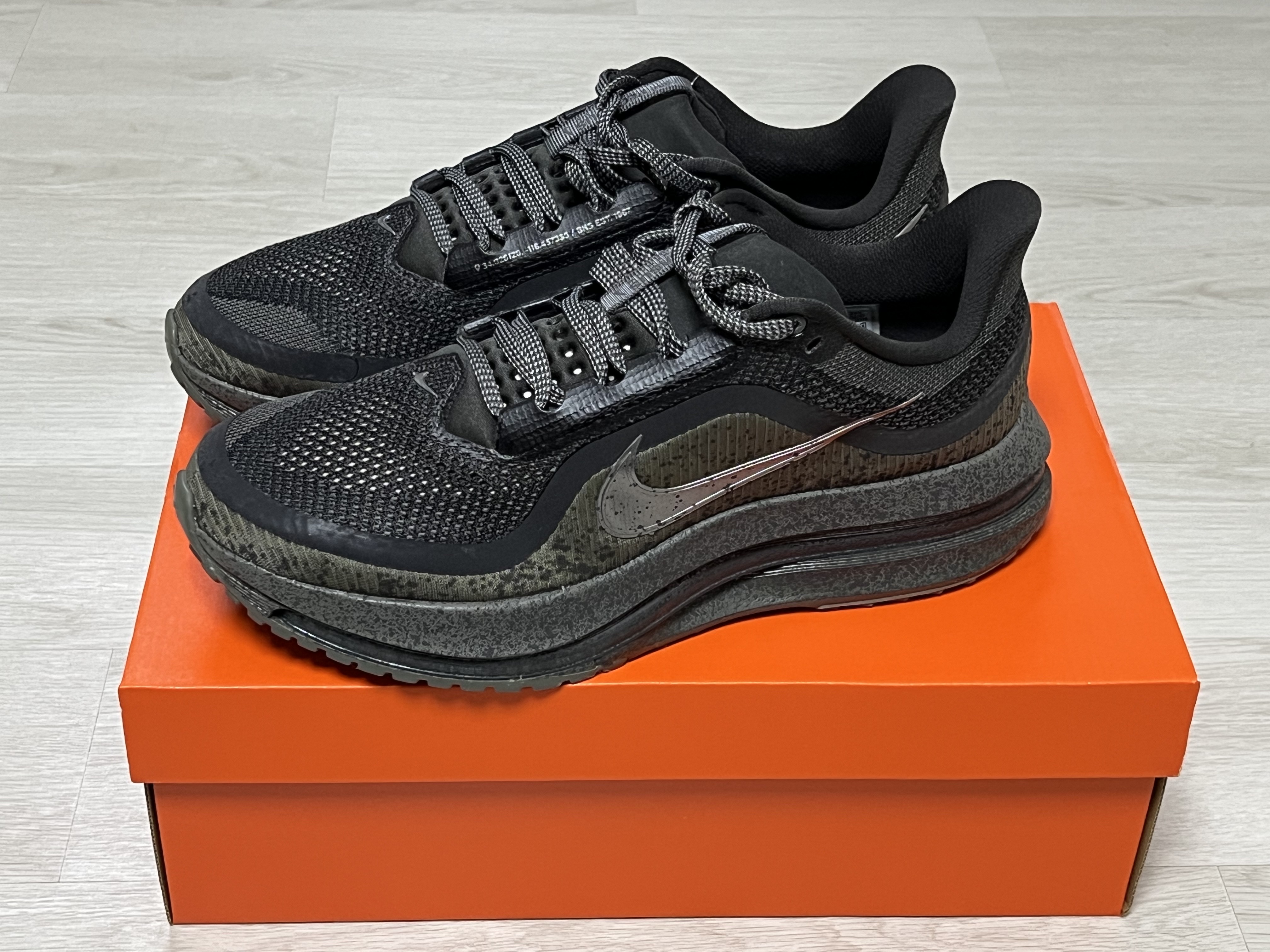 Nike Air Zoom Pegasus Premium SP Black Metallic Silver 착용 스타일