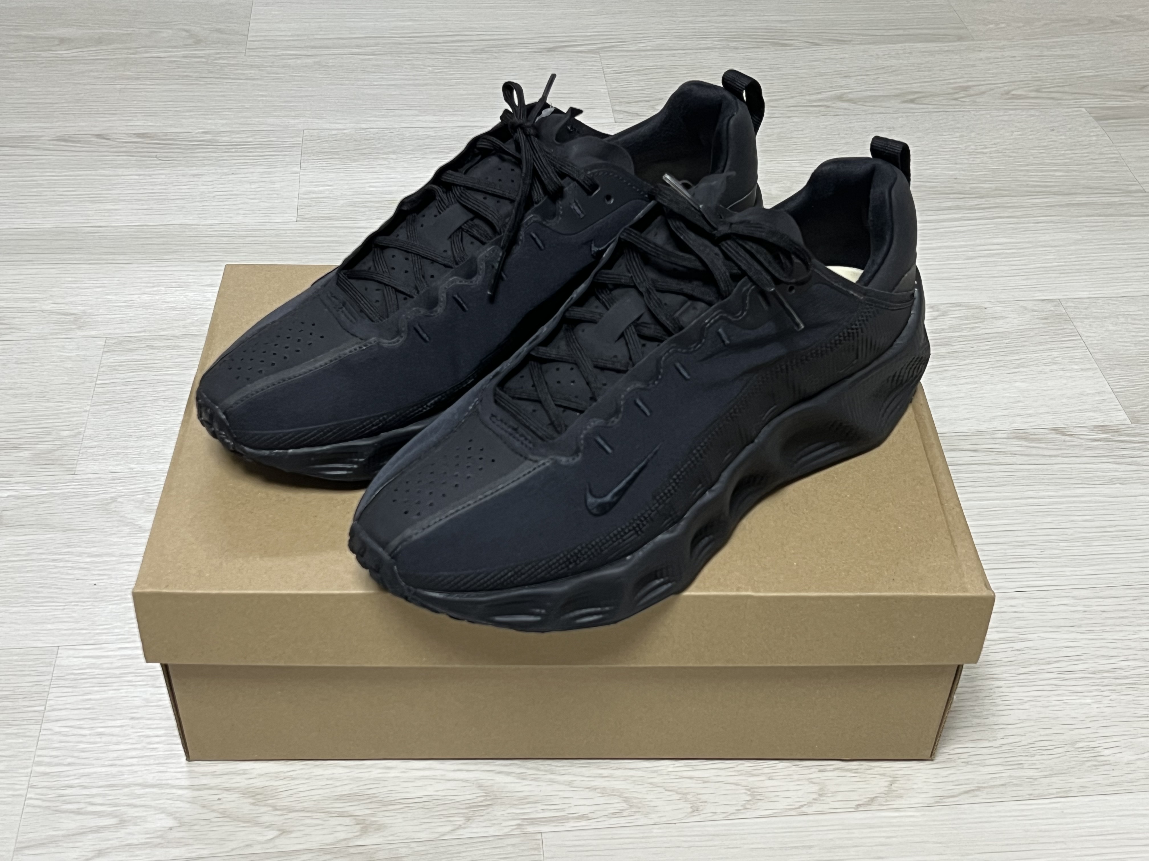 Nike Ava Rover Black Anthracite 착용 스타일