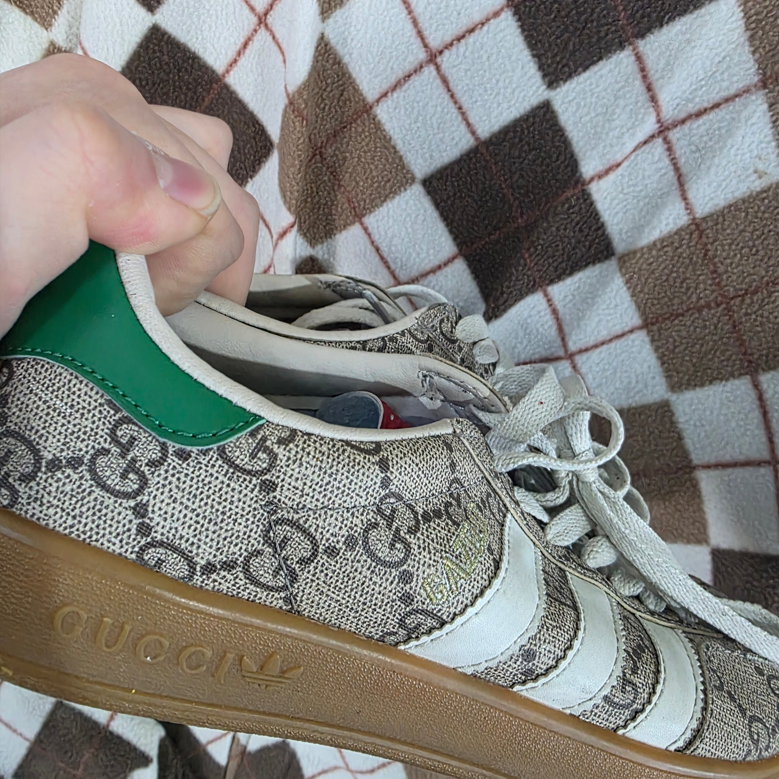 Gucci x Adidas Gazelle Sneakers Beige Ebony GG Supreme Canvas 착용 스타일