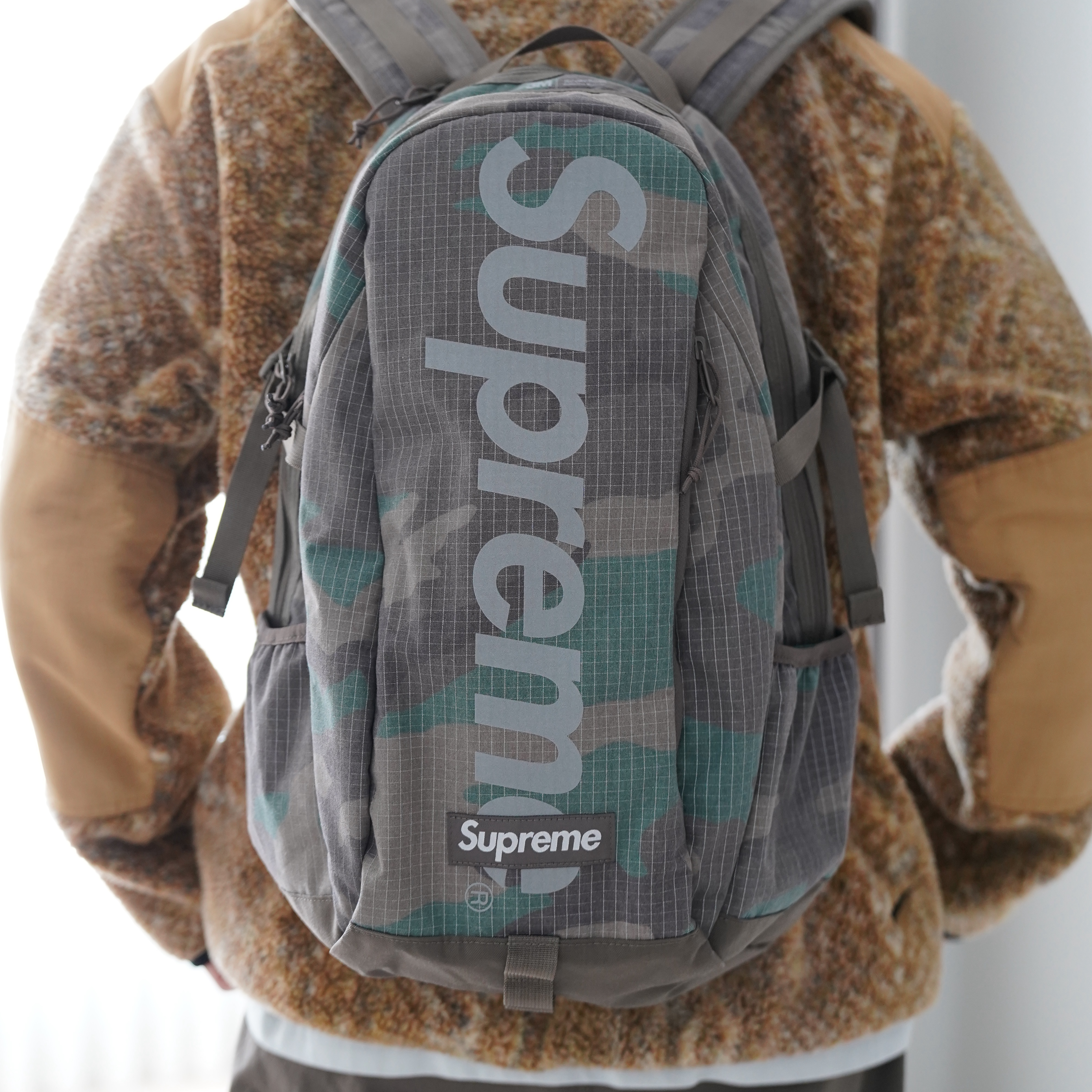 Supreme x Nike ACG Fleece Pullover Gold Snakeskin - 22FW, Supreme Backpack Woodland Camo - 24SS 착용 스타일 - 3