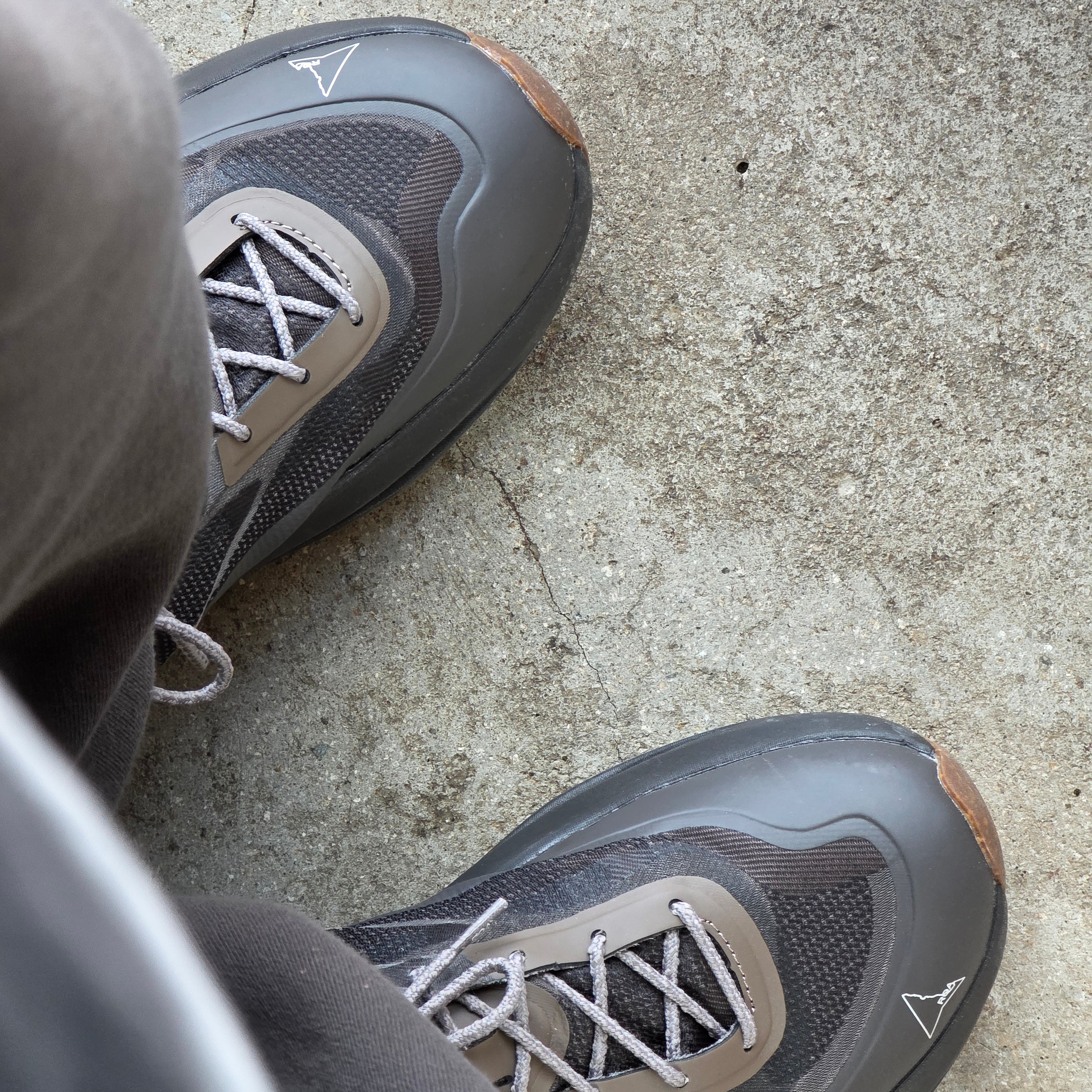 Roa Sella Brown, Undermycar Mu.03 Anti Fxxking Logo Play Oversized Sweat Jogger Olive 착용 스타일 - 2