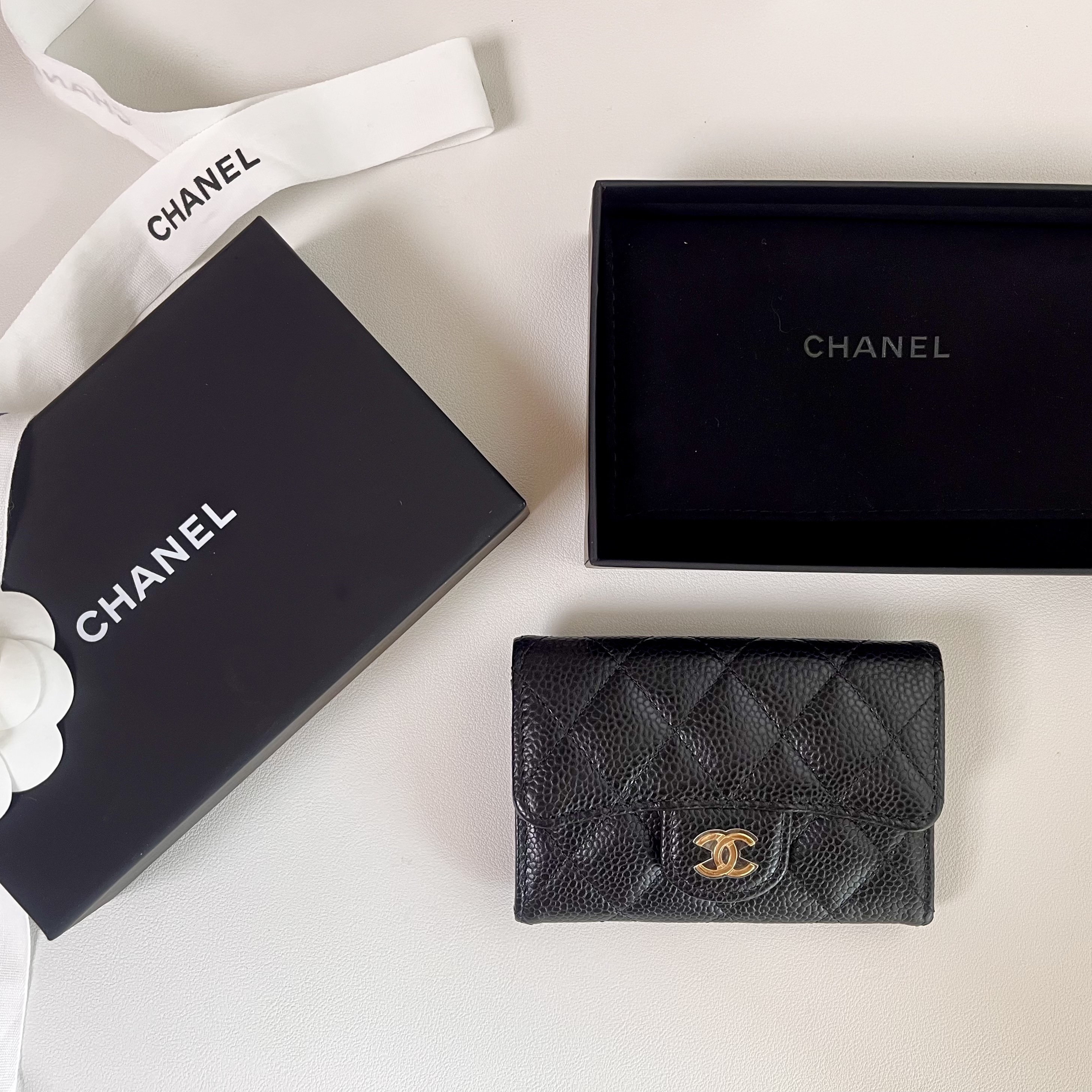 Chanel Classic Card Holder Grained Calfskin & Gold Black 착용 스타일